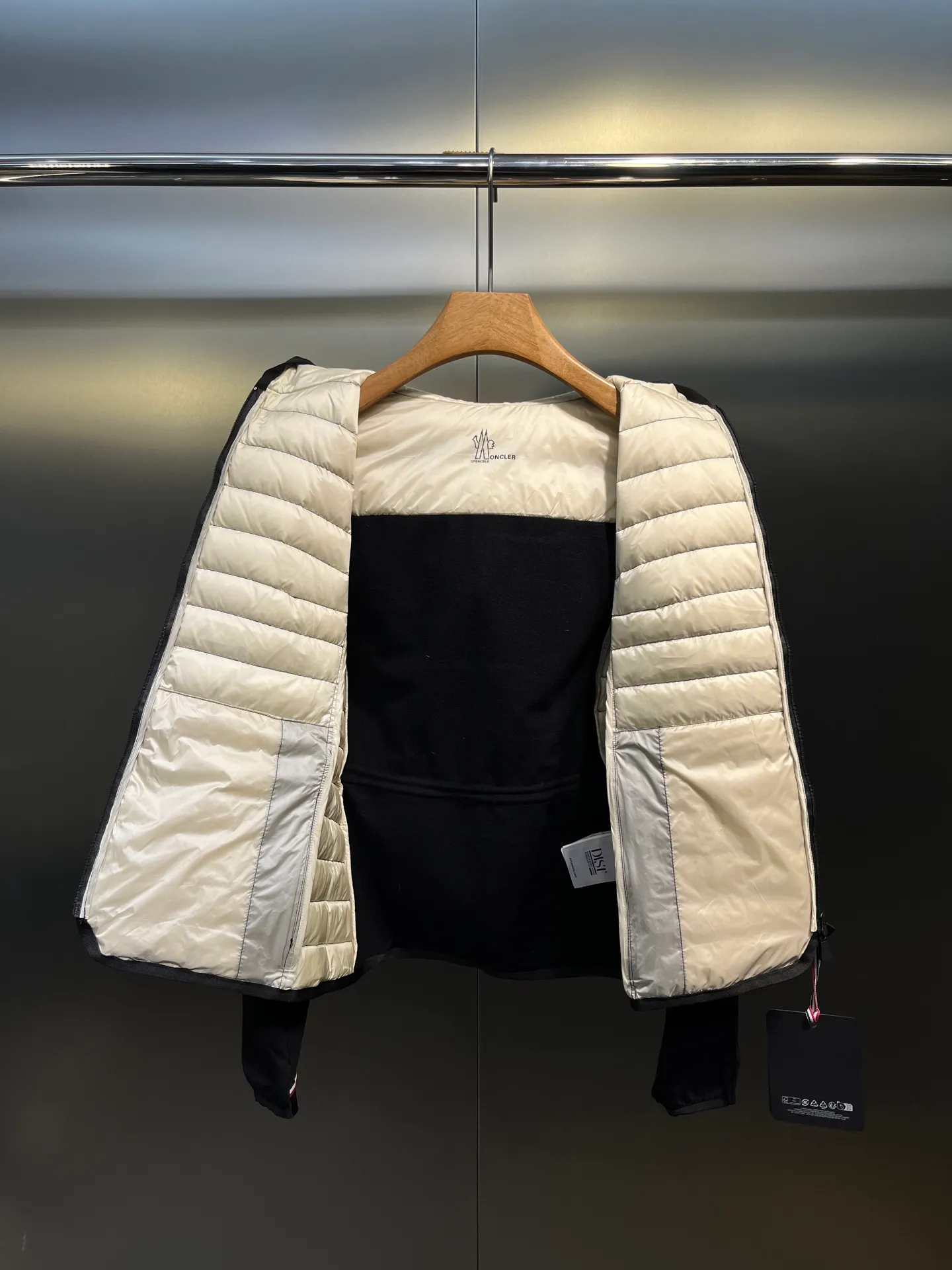 P800 moncler🌟 25 new autumn and winter style hooded down jacket with splicing design. Short version. The upper body can easily divide the figure. The proportions are slim and tall. The hooded long-sleeved spliced knitted windproof, warm and capable. It is sweet, cool and versatile for daily swing. No matter the figure, the upper body can easily elongate the visual proportion. Invincible slimming and heightening. It is also super friendly for small people. The upper body is cool, sassy and handsome. National standard 90 white duck down filling Warm, lightweight and compact. Classic logo embellishment. A must-have item for winter styling and warmth. Size: s-xl