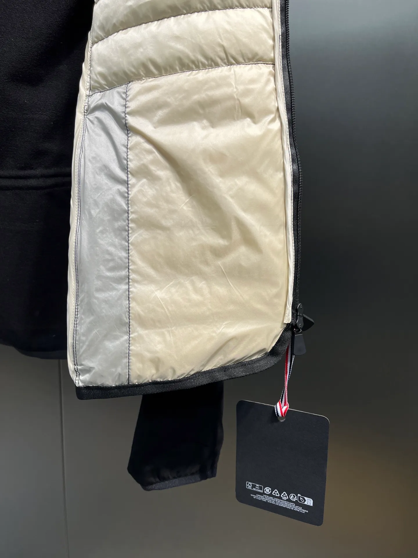 P800 moncler🌟 25 new autumn and winter style hooded down jacket with splicing design. Short version. The upper body can easily divide the figure. The proportions are slim and tall. The hooded long-sleeved spliced knitted windproof, warm and capable. It is sweet, cool and versatile for daily swing. No matter the figure, the upper body can easily elongate the visual proportion. Invincible slimming and heightening. It is also super friendly for small people. The upper body is cool, sassy and handsome. National standard 90 white duck down filling Warm, lightweight and compact. Classic logo embellishment. A must-have item for winter styling and warmth. Size: s-xl