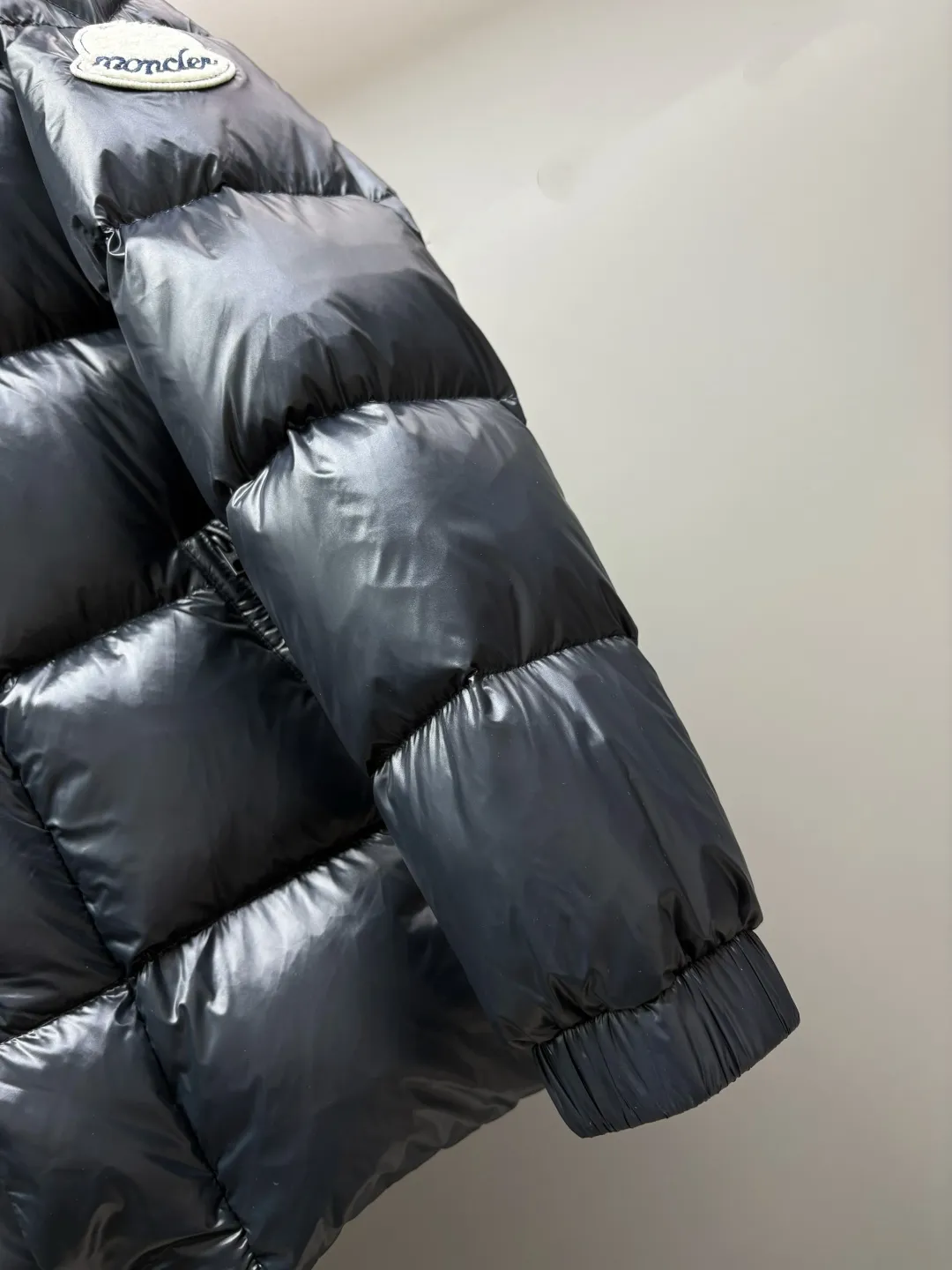 P1100 Moncler Tripiti men's down jacket purchased from the original version and developed with 90% gooseneck velvet filling, extremely full and light.  The Tripiti Men's Short Down Jacket is crafted from crisp fabric with a bold glossy finish. Original replacement fabric ➕Original matching hardware, I won’t go into too much detail on the hardware, the material alone is just a few days away from the market currency.  Product details: The Tripiti down jacket is made of functional glossy nylon fabric, which is comfortable and warm without being heavy. Chenille logo patch highlights the essence of the brand. Details: •Made in super laqué fabric •Nylon laqué lining •Filled down •Stand collar •Zip and snap fastening •Zip pockets •Adjustable cuffs •Drawstring hem •Chenille logo patch Size: M-XXXL Color: Black Beige