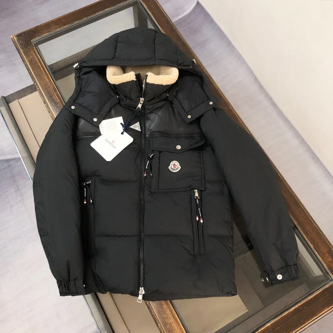 P1080 🆕⬆️Moncler Braye short men's down jacket jacket (imported sheepskin➕lamb wool splicing) 90 duck down filling Braye down jacket is made of water-repellent fabric, with wool trim and removable hood, it is the ideal companion for men's outdoor adventures! Designed with exploration in mind, the Braye down jacket is made from water-repellent nylon. The cropped silhouette has a stand-up collar and is lined with the wool of a classic bomber jacket, a nod to the first aviators to fly over the North Pole. The chest patch pocket is inspired by the brand’s iconic Karakorum jacket, inspired by the first Italian explorers to summit K2. •Made from water-repellent fabric •Polyester lining •Down filling •Collar with fleece lining and snap-stud closure •Removable, adjustable hood with water-repellent fabric lining •Front and back yoke •Zip closure •Zip pockets •Leather pocket lip and chest pocket flap •Cuffs with snap closure •Elastic drawstring hem Size: 1-2-3-4-5 (M~3xl)