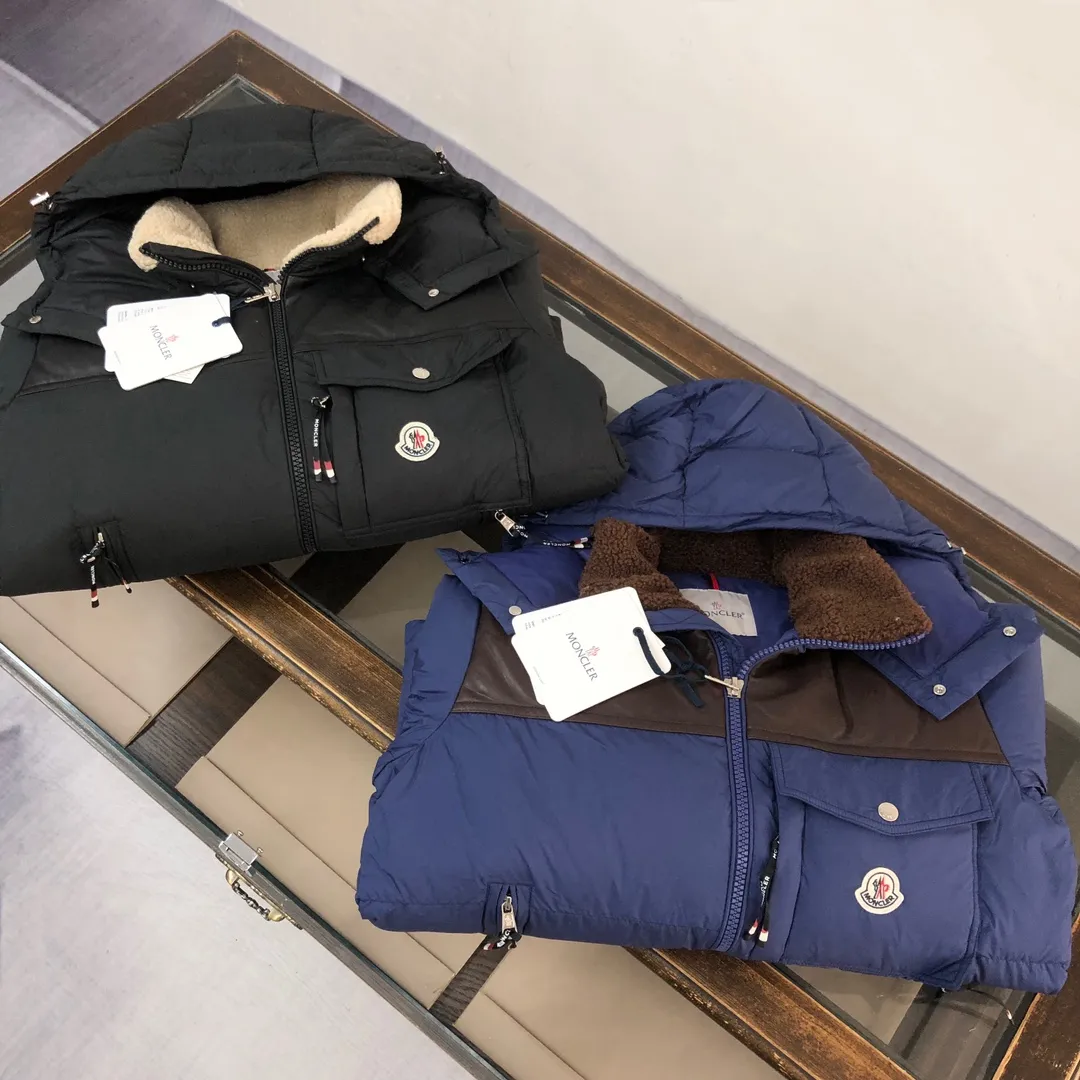 P1080 🆕⬆️Moncler Braye short men's down jacket jacket (imported sheepskin➕lamb wool splicing) 90 duck down filling Braye down jacket is made of water-repellent fabric, with wool trim and removable hood, it is the ideal companion for men's outdoor adventures! Designed with exploration in mind, the Braye down jacket is made from water-repellent nylon. The cropped silhouette has a stand-up collar and is lined with the wool of a classic bomber jacket, a nod to the first aviators to fly over the North Pole. The chest patch pocket is inspired by the brand’s iconic Karakorum jacket, inspired by the first Italian explorers to summit K2. •Made from water-repellent fabric •Polyester lining •Down filling •Collar with fleece lining and snap-stud closure •Removable, adjustable hood with water-repellent fabric lining •Front and back yoke •Zip closure •Zip pockets •Leather pocket lip and chest pocket flap •Cuffs with snap closure •Elastic drawstring hem Size: 1-2-3-4-5 (M~3xl)