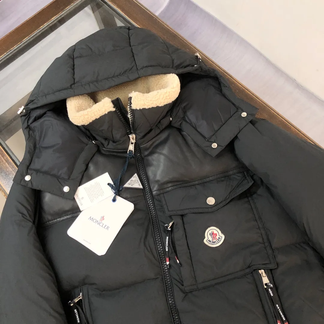 P1080 🆕⬆️Moncler Braye short men's down jacket jacket (imported sheepskin➕lamb wool splicing) 90 duck down filling Braye down jacket is made of water-repellent fabric, with wool trim and removable hood, it is the ideal companion for men's outdoor adventures! Designed with exploration in mind, the Braye down jacket is made from water-repellent nylon. The cropped silhouette has a stand-up collar and is lined with the wool of a classic bomber jacket, a nod to the first aviators to fly over the North Pole. The chest patch pocket is inspired by the brand’s iconic Karakorum jacket, inspired by the first Italian explorers to summit K2. •Made from water-repellent fabric •Polyester lining •Down filling •Collar with fleece lining and snap-stud closure •Removable, adjustable hood with water-repellent fabric lining •Front and back yoke •Zip closure •Zip pockets •Leather pocket lip and chest pocket flap •Cuffs with snap closure •Elastic drawstring hem Size: 1-2-3-4-5 (M~3xl)