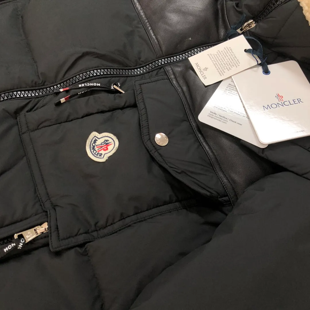 P1080 🆕⬆️Moncler Braye short men's down jacket jacket (imported sheepskin➕lamb wool splicing) 90 duck down filling Braye down jacket is made of water-repellent fabric, with wool trim and removable hood, it is the ideal companion for men's outdoor adventures! Designed with exploration in mind, the Braye down jacket is made from water-repellent nylon. The cropped silhouette has a stand-up collar and is lined with the wool of a classic bomber jacket, a nod to the first aviators to fly over the North Pole. The chest patch pocket is inspired by the brand’s iconic Karakorum jacket, inspired by the first Italian explorers to summit K2. •Made from water-repellent fabric •Polyester lining •Down filling •Collar with fleece lining and snap-stud closure •Removable, adjustable hood with water-repellent fabric lining •Front and back yoke •Zip closure •Zip pockets •Leather pocket lip and chest pocket flap •Cuffs with snap closure •Elastic drawstring hem Size: 1-2-3-4-5 (M~3xl)