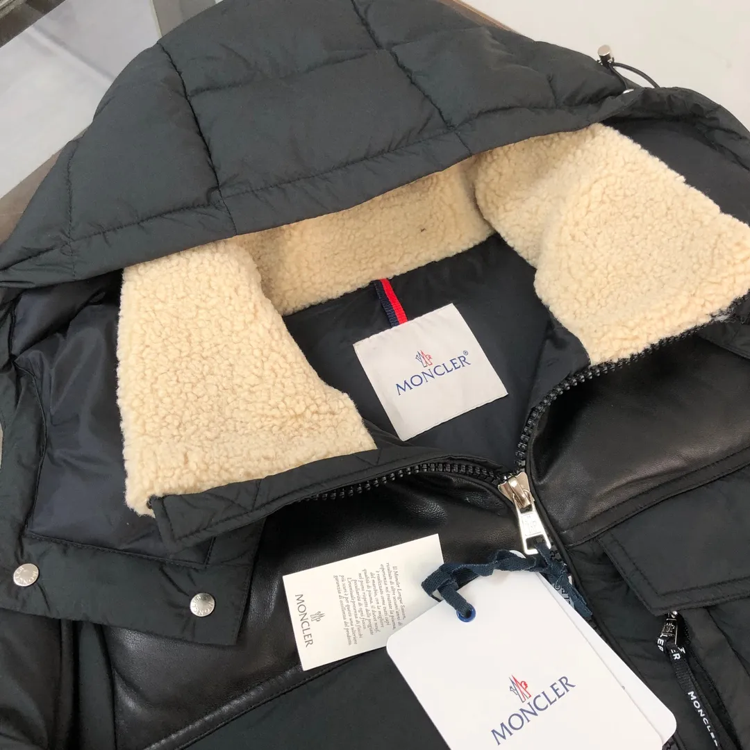 P1080 🆕⬆️Moncler Braye short men's down jacket jacket (imported sheepskin➕lamb wool splicing) 90 duck down filling Braye down jacket is made of water-repellent fabric, with wool trim and removable hood, it is the ideal companion for men's outdoor adventures! Designed with exploration in mind, the Braye down jacket is made from water-repellent nylon. The cropped silhouette has a stand-up collar and is lined with the wool of a classic bomber jacket, a nod to the first aviators to fly over the North Pole. The chest patch pocket is inspired by the brand’s iconic Karakorum jacket, inspired by the first Italian explorers to summit K2. •Made from water-repellent fabric •Polyester lining •Down filling •Collar with fleece lining and snap-stud closure •Removable, adjustable hood with water-repellent fabric lining •Front and back yoke •Zip closure •Zip pockets •Leather pocket lip and chest pocket flap •Cuffs with snap closure •Elastic drawstring hem Size: 1-2-3-4-5 (M~3xl)