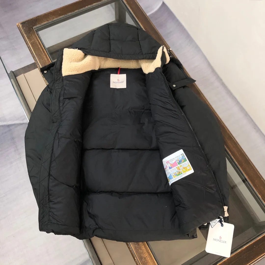 P1080 🆕⬆️Moncler Braye short men's down jacket jacket (imported sheepskin➕lamb wool splicing) 90 duck down filling Braye down jacket is made of water-repellent fabric, with wool trim and removable hood, it is the ideal companion for men's outdoor adventures! Designed with exploration in mind, the Braye down jacket is made from water-repellent nylon. The cropped silhouette has a stand-up collar and is lined with the wool of a classic bomber jacket, a nod to the first aviators to fly over the North Pole. The chest patch pocket is inspired by the brand’s iconic Karakorum jacket, inspired by the first Italian explorers to summit K2. •Made from water-repellent fabric •Polyester lining •Down filling •Collar with fleece lining and snap-stud closure •Removable, adjustable hood with water-repellent fabric lining •Front and back yoke •Zip closure •Zip pockets •Leather pocket lip and chest pocket flap •Cuffs with snap closure •Elastic drawstring hem Size: 1-2-3-4-5 (M~3xl)
