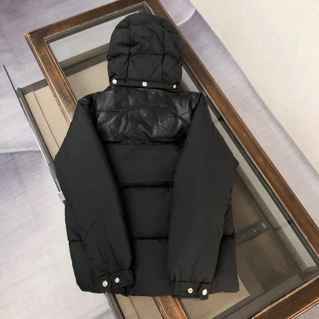 P1080 🆕⬆️Moncler Braye short men's down jacket jacket (imported sheepskin➕lamb wool splicing) 90 duck down filling Braye down jacket is made of water-repellent fabric, with wool trim and removable hood, it is the ideal companion for men's outdoor adventures! Designed with exploration in mind, the Braye down jacket is made from water-repellent nylon. The cropped silhouette has a stand-up collar and is lined with the wool of a classic bomber jacket, a nod to the first aviators to fly over the North Pole. The chest patch pocket is inspired by the brand’s iconic Karakorum jacket, inspired by the first Italian explorers to summit K2. •Made from water-repellent fabric •Polyester lining •Down filling •Collar with fleece lining and snap-stud closure •Removable, adjustable hood with water-repellent fabric lining •Front and back yoke •Zip closure •Zip pockets •Leather pocket lip and chest pocket flap •Cuffs with snap closure •Elastic drawstring hem Size: 1-2-3-4-5 (M~3xl)