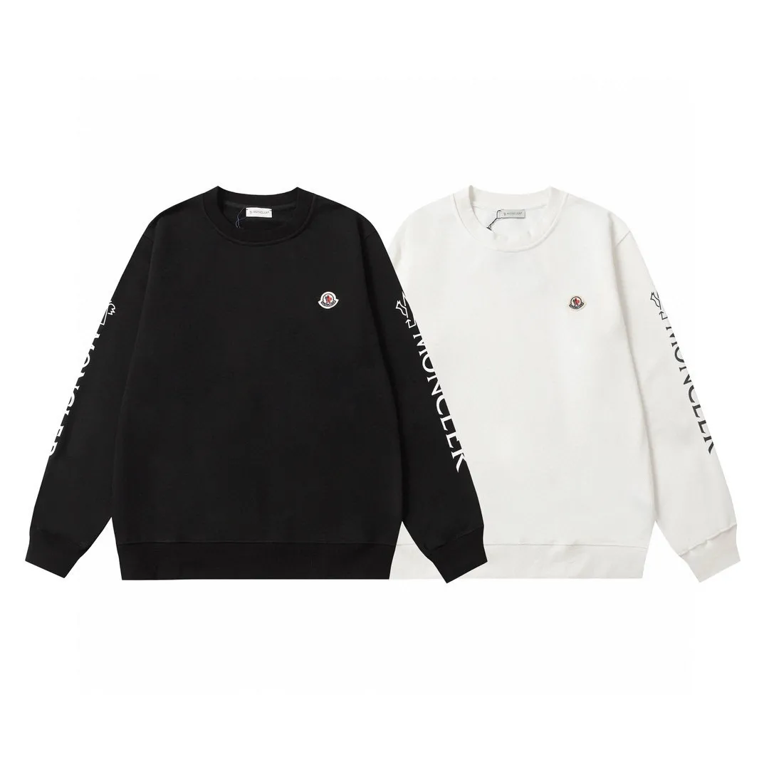 P210 Style number: 862 〈MONCLER〉The price of the MONCLER printed round-neck sweatshirt is actually quite advantageous. Those who have been to the counters should know that the price of the MONCLER is not much cheaper than Gucci Burberry. It is just relatively low-key and unwilling to hype. It is a picture that you want to buy or not. The aloof existence... ✅460 grams of 100% pure cotton woolen fabric. The OS version is too large. ✅Combined with the original high-weight double yarn thread. ✅Correct three-needle and five-thread technology. Chain hem Color: Black White Size S M L