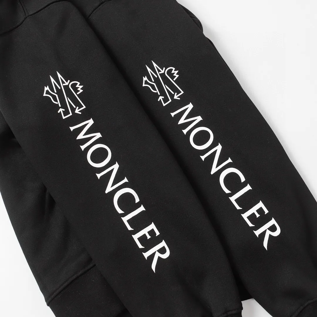 P210 Style number: 862 〈MONCLER〉The price of the MONCLER printed round-neck sweatshirt is actually quite advantageous. Those who have been to the counters should know that the price of the MONCLER is not much cheaper than Gucci Burberry. It is just relatively low-key and unwilling to hype. It is a picture that you want to buy or not. The aloof existence... ✅460 grams of 100% pure cotton woolen fabric. The OS version is too large. ✅Combined with the original high-weight double yarn thread. ✅Correct three-needle and five-thread technology. Chain hem Color: Black White Size S M L