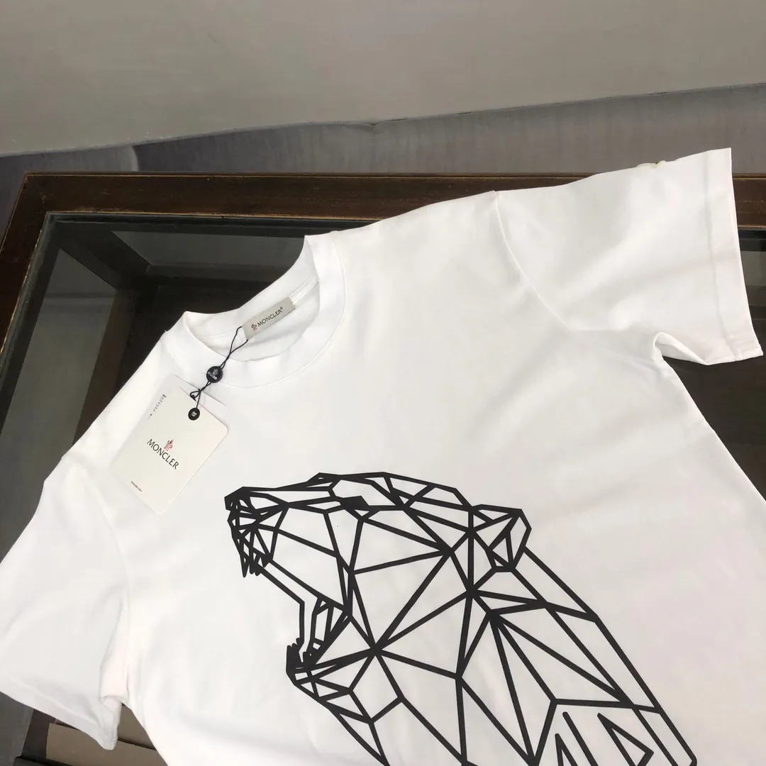 P160 🔥MONCLER The latest short-sleeved T-shirt for couples ~ Features representative brand printing design ~ The fabric upper body is comfortable and breathable, not stiff, slim cut, made of high-end custom-made pure cotton fabric! The upper body is comfortable and stylish, and it can be worn alone as an inner layer. It is a must-have for fashionistas! ! ! Color: black, white, gray Size: S～XL (loose version, please state your height and weight when placing an order)