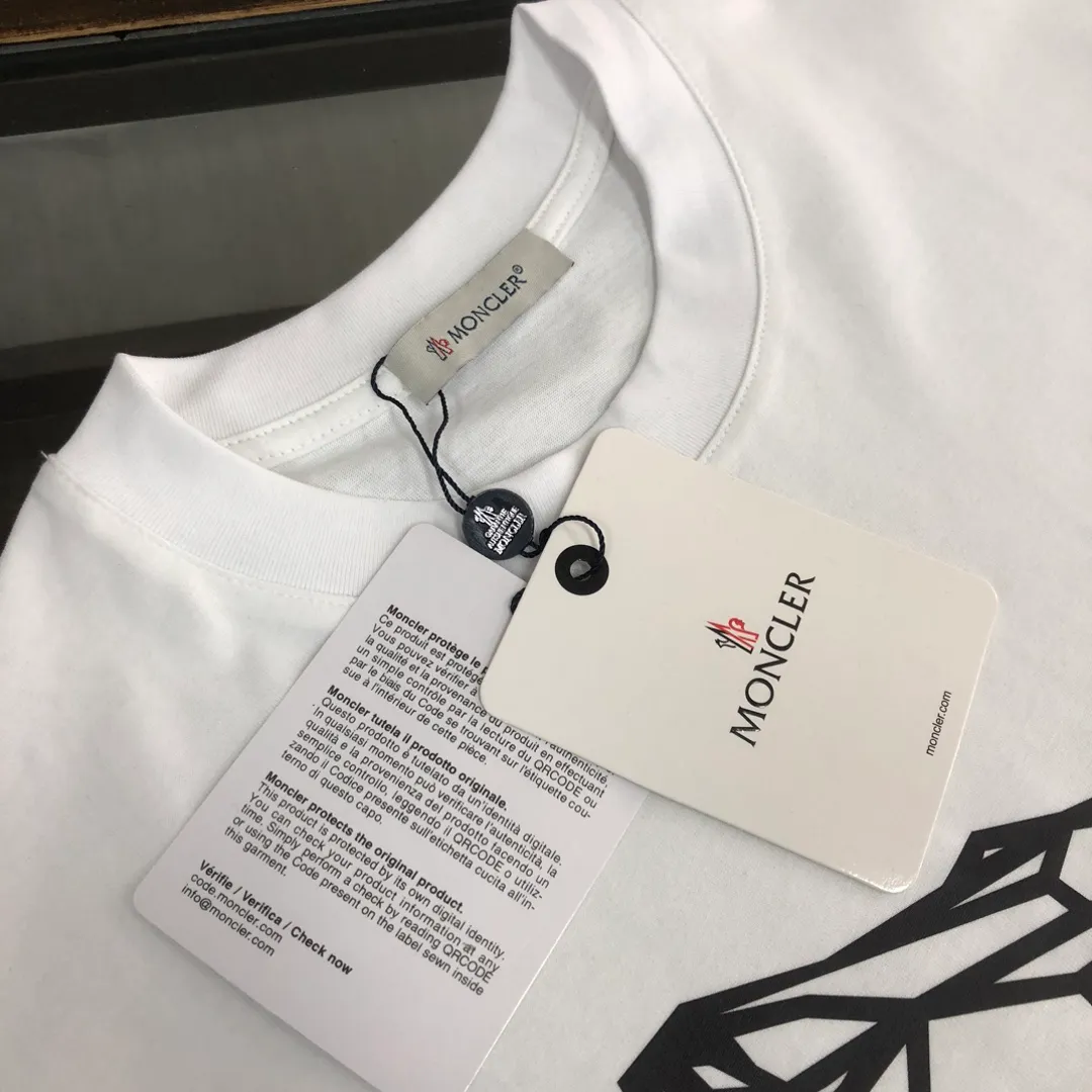 P160 🔥MONCLER The latest short-sleeved T-shirt for couples ~ Features representative brand printing design ~ The fabric upper body is comfortable and breathable, not stiff, slim cut, made of high-end custom-made pure cotton fabric! The upper body is comfortable and stylish, and it can be worn alone as an inner layer. It is a must-have for fashionistas! ! ! Color: black, white, gray Size: S～XL (loose version, please state your height and weight when placing an order)