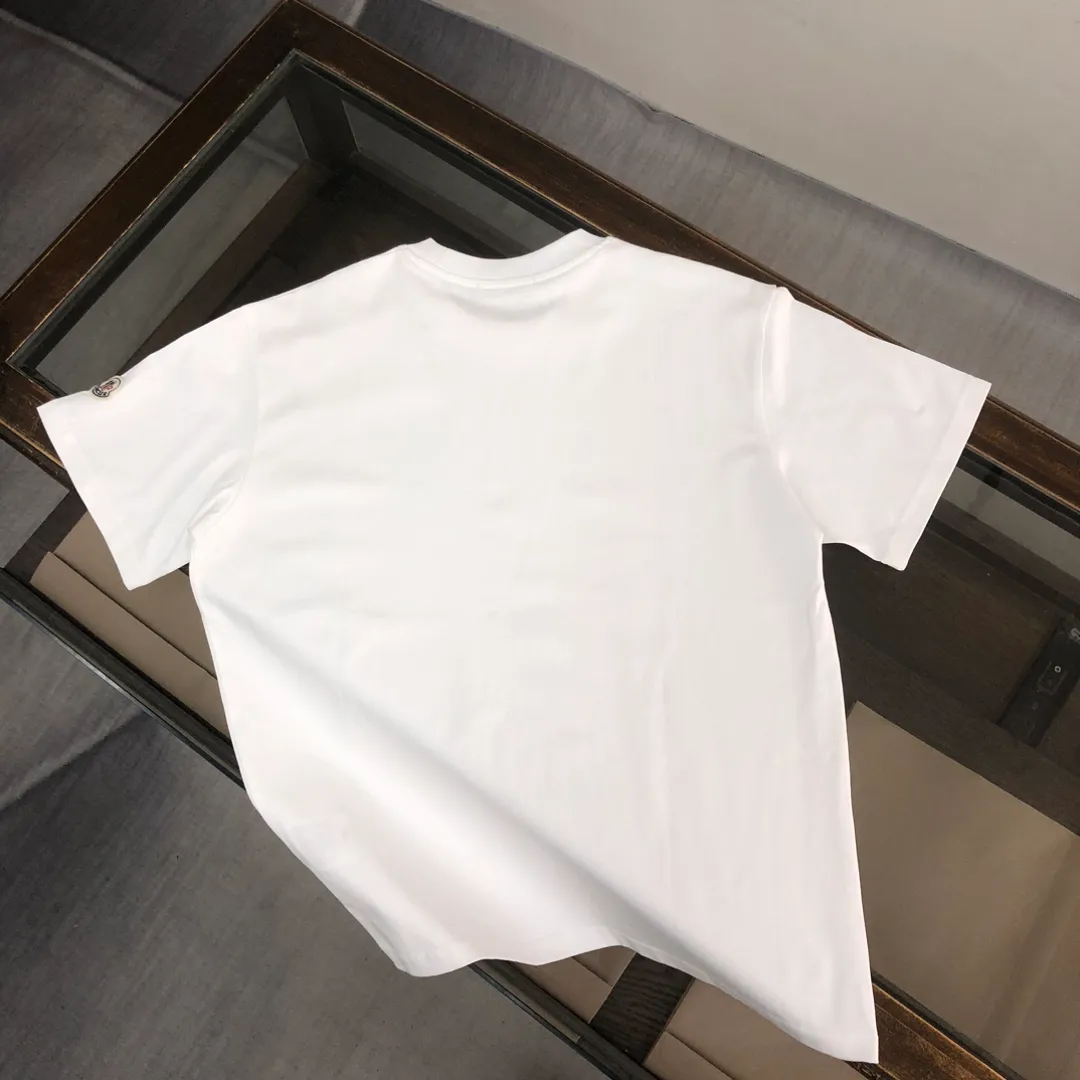 P160 🔥MONCLER The latest short-sleeved T-shirt for couples ~ Features representative brand printing design ~ The fabric upper body is comfortable and breathable, not stiff, slim cut, made of high-end custom-made pure cotton fabric! The upper body is comfortable and stylish, and it can be worn alone as an inner layer. It is a must-have for fashionistas! ! ! Color: black, white, gray Size: S～XL (loose version, please state your height and weight when placing an order)