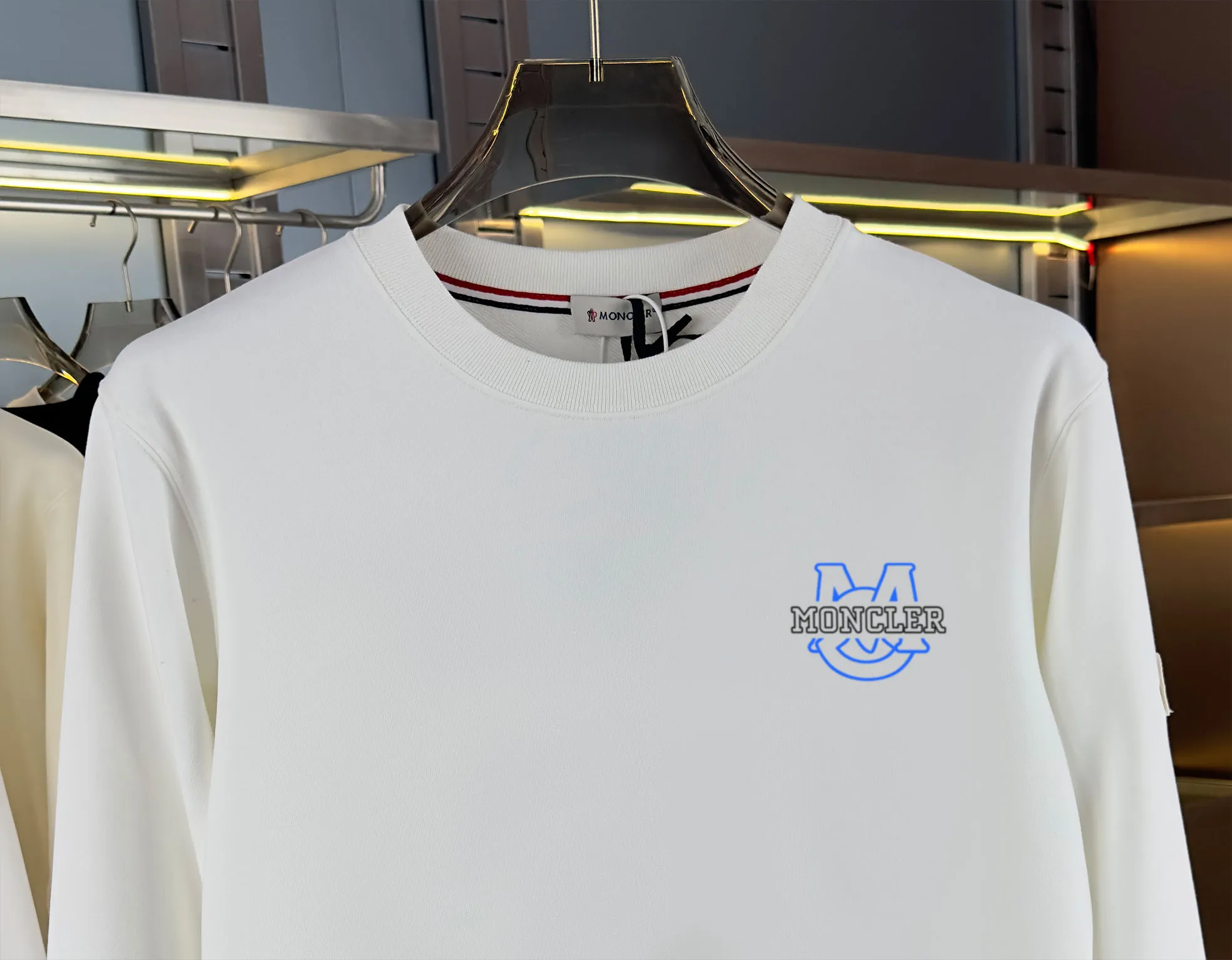 P210 high version sweatshirt) 📦With exclusive picture packaging📦 [Long-term ready stock] Upgraded version "Mobile phone smart sensor ~ NFC chip armband ~ Direct access to the official website anti-counterfeiting" 〖 𝐌𝐎𝐍𝐂𝐋𝐄𝐑 ~ Mouth covering〗 2025 new high quality, using 450g heavyweight fabric Different from the market currency, you can mix and match everything at will and you will be handsome😎The whole clothes is made of double waistcoats. The double waistcoats make the whole dress more three-dimensional. It is not an ordinary factory that can do such fine work. 2025 autumn and winter new style, on sale at the counter, exquisite printed round neck terry sweatshirt. High-end double-ply cotton. Customized stretch ribs are dyed in the same vat. Three standards are complete. It is matched with digital printing patterns and is very breathable. Same style for men and women. Color: black, white, apricot. Size: S M L XL 2XL