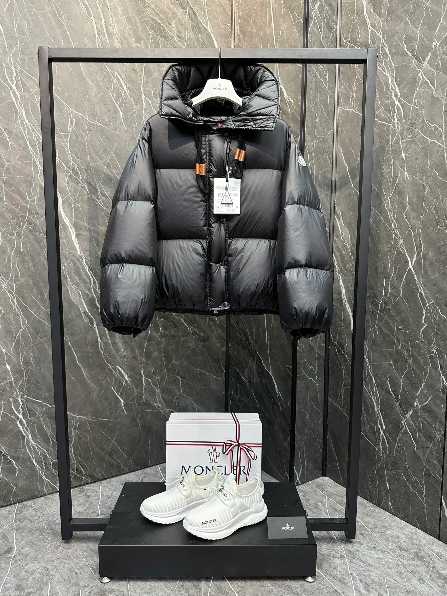 P900 ⬆️Moncler Borey women's two-in-one short down jacket. Ultra-light goose down filling. The fabric has a special luster. Full of high-end feel. Extremely full filling. Distinguishes all low-end duck down shriveled versions. ⚠️Special product barcode model number is complete, corresponding to the official website. The tag has built-in NFC electronic sensor anti-counterfeiting. Supports multiple anti-counterfeiting verification. The factory comes standard with a full set of counter gift box packaging🎁 The Borey women's 2-in-1 down jacket can be worn as a classic down jacket or as a cape. It is a practical and easy-to-wear item. It is recommended to choose two sizes smaller.  The Borey down jacket is made from warm yet lightweight nylon fabric with a gorgeous lustrous texture. This short down jacket features adjustable sleeves that can be opened to wear as a cape. The hood has a wide brim and is inspired by the classic parka for warmth and comfort. This 2-in-1 style features a wide silhouette for all-day comfort. Details •Made from longue saison fabric •Longue saison lining •Filled with down •Drawstring hood •Inner sleeves with snap closure •Zipper and snap closure •Inseam pockets •Elastic cuffs Size: 0-2 Fairy D9875064650