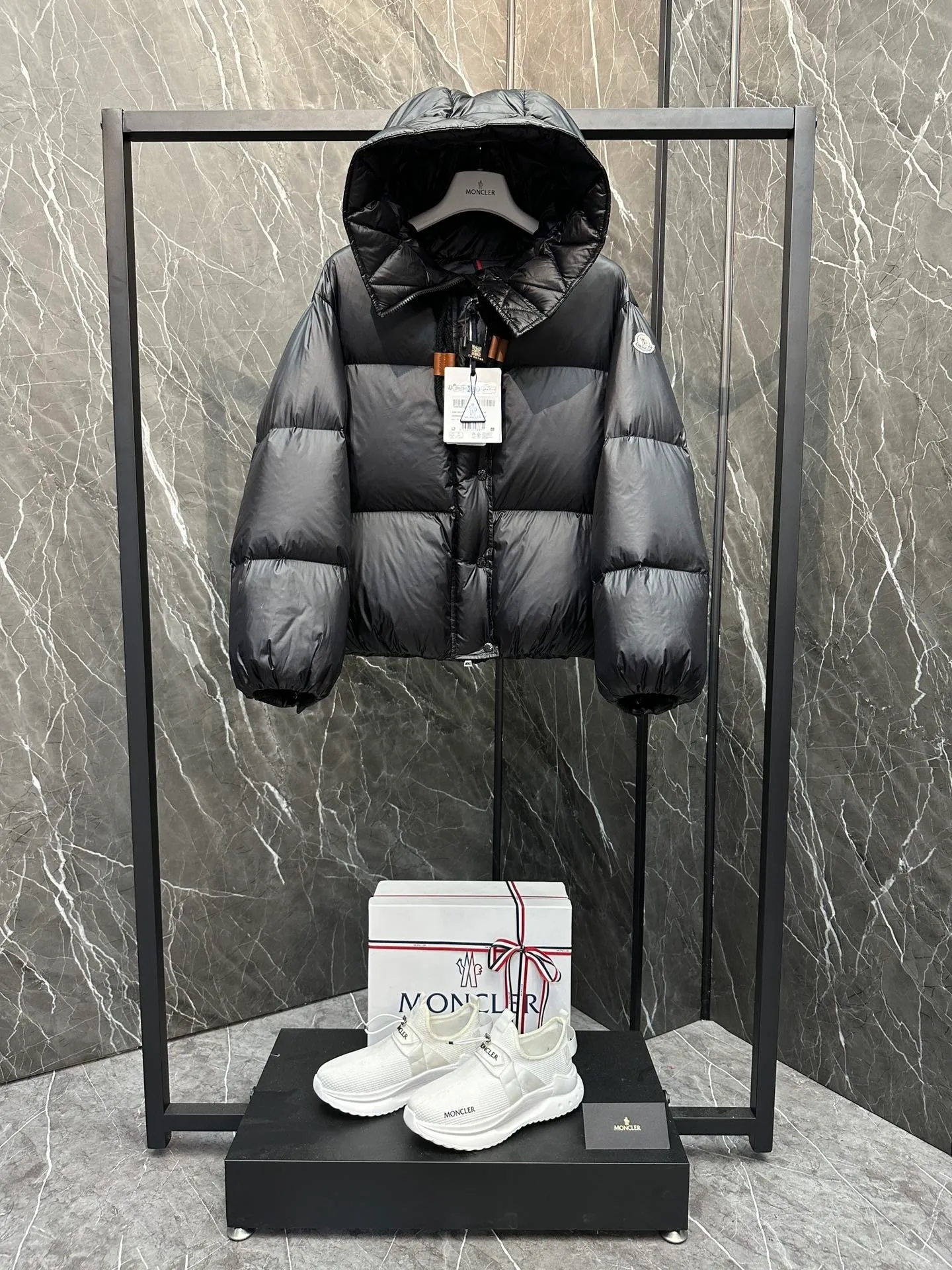 P900 ⬆️Moncler Borey women's two-in-one short down jacket. Ultra-light goose down filling. The fabric has a special luster. Full of high-end feel. Extremely full filling. Distinguishes all low-end duck down shriveled versions. ⚠️Special product barcode model number is complete, corresponding to the official website. The tag has built-in NFC electronic sensor anti-counterfeiting. Supports multiple anti-counterfeiting verification. The factory comes standard with a full set of counter gift box packaging🎁 The Borey women's 2-in-1 down jacket can be worn as a classic down jacket or as a cape. It is a practical and easy-to-wear item. It is recommended to choose two sizes smaller.  The Borey down jacket is made from warm yet lightweight nylon fabric with a gorgeous lustrous texture. This short down jacket features adjustable sleeves that can be opened to wear as a cape. The hood has a wide brim and is inspired by the classic parka for warmth and comfort. This 2-in-1 style features a wide silhouette for all-day comfort. Details •Made from longue saison fabric •Longue saison lining •Filled with down •Drawstring hood •Inner sleeves with snap closure •Zipper and snap closure •Inseam pockets •Elastic cuffs Size: 0-2 Fairy D9875064650