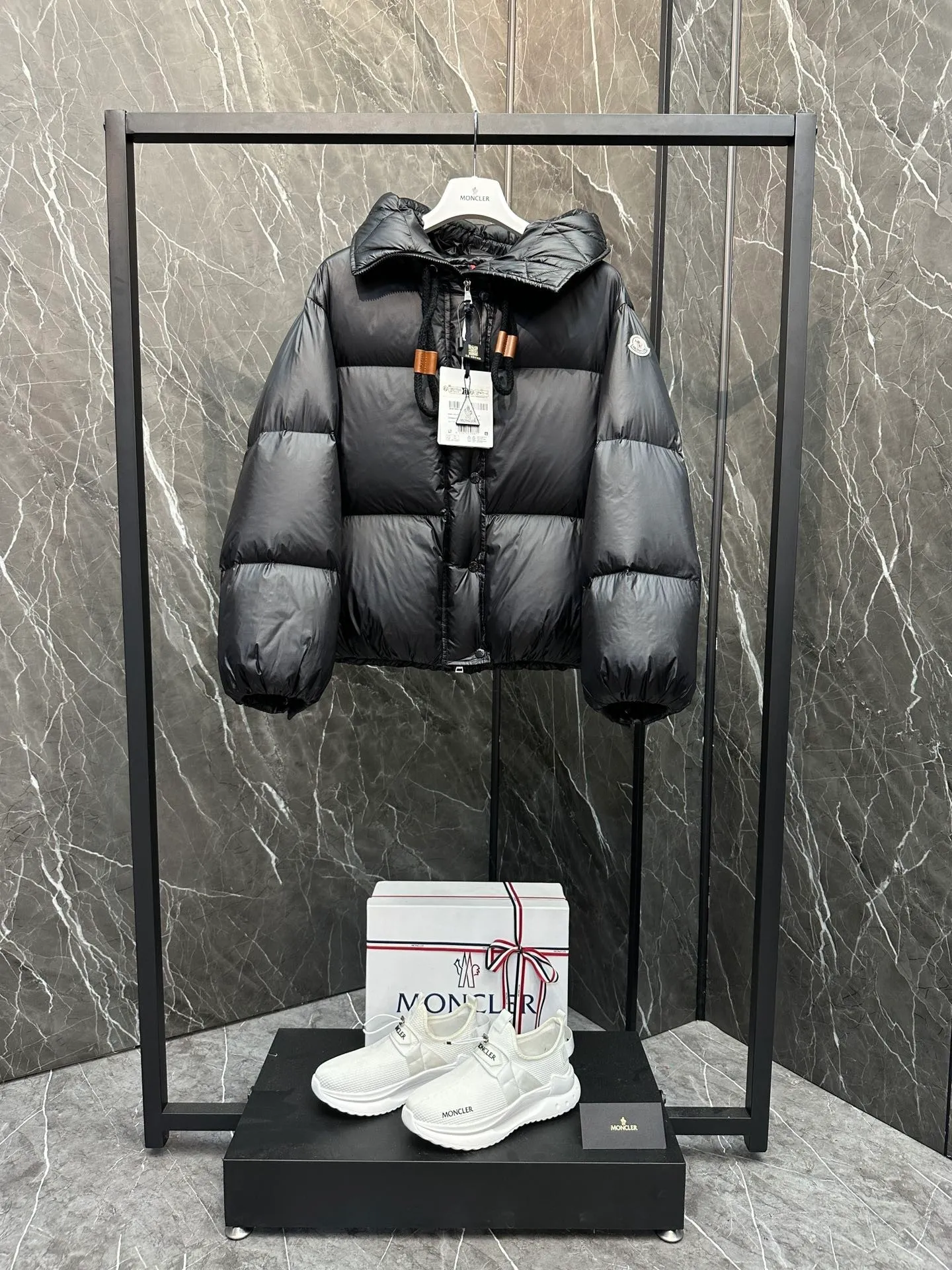 P900 ⬆️Moncler Borey women's two-in-one short down jacket. Ultra-light goose down filling. The fabric has a special luster. Full of high-end feel. Extremely full filling. Distinguishes all low-end duck down shriveled versions. ⚠️Special product barcode model number is complete, corresponding to the official website. The tag has built-in NFC electronic sensor anti-counterfeiting. Supports multiple anti-counterfeiting verification. The factory comes standard with a full set of counter gift box packaging🎁 The Borey women's 2-in-1 down jacket can be worn as a classic down jacket or as a cape. It is a practical and easy-to-wear item. It is recommended to choose two sizes smaller.  The Borey down jacket is made from warm yet lightweight nylon fabric with a gorgeous lustrous texture. This short down jacket features adjustable sleeves that can be opened to wear as a cape. The hood has a wide brim and is inspired by the classic parka for warmth and comfort. This 2-in-1 style features a wide silhouette for all-day comfort. Details •Made from longue saison fabric •Longue saison lining •Filled with down •Drawstring hood •Inner sleeves with snap closure •Zipper and snap closure •Inseam pockets •Elastic cuffs Size: 0-2 Fairy D9875064650