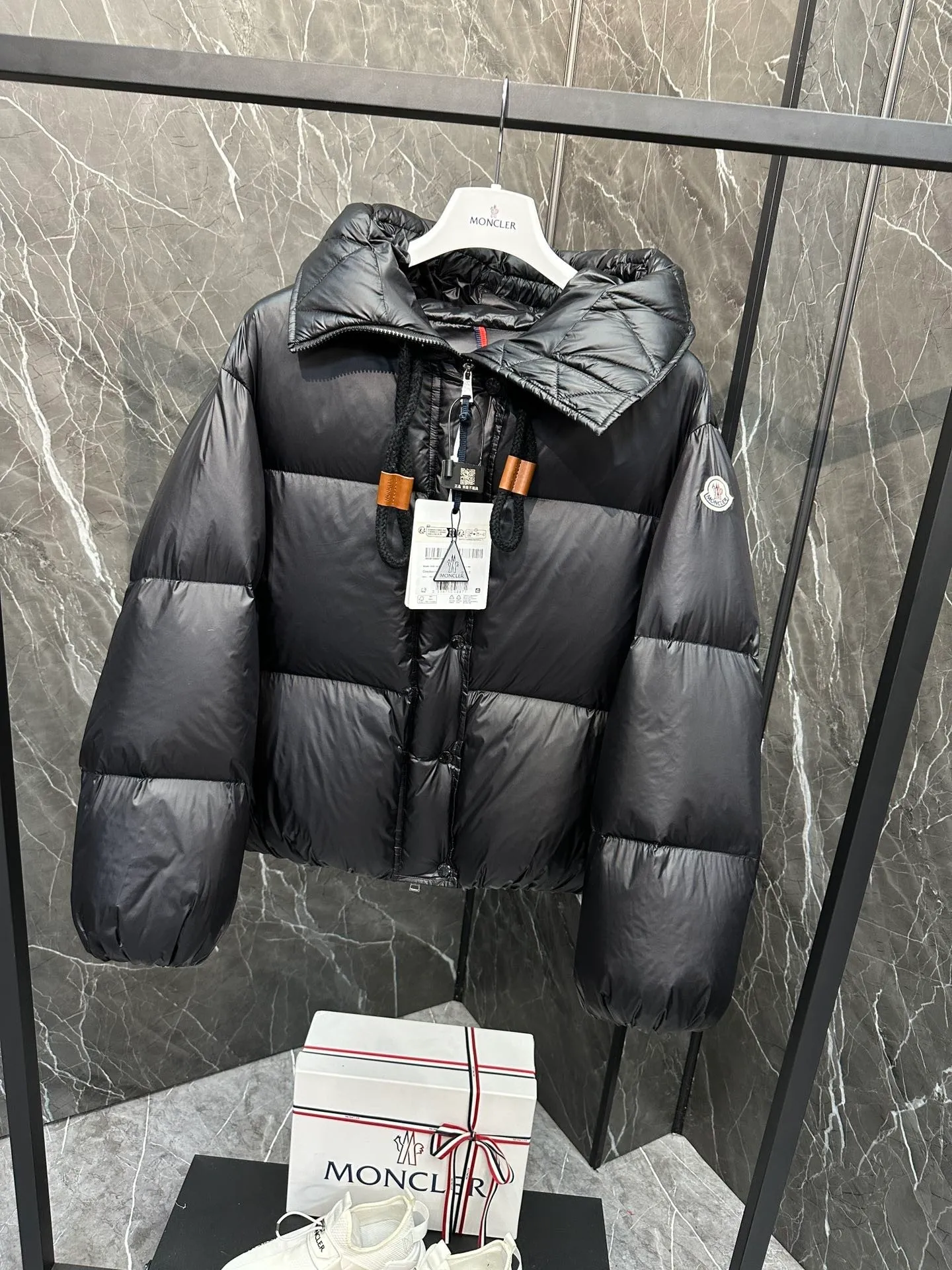 P900 ⬆️Moncler Borey women's two-in-one short down jacket. Ultra-light goose down filling. The fabric has a special luster. Full of high-end feel. Extremely full filling. Distinguishes all low-end duck down shriveled versions. ⚠️Special product barcode model number is complete, corresponding to the official website. The tag has built-in NFC electronic sensor anti-counterfeiting. Supports multiple anti-counterfeiting verification. The factory comes standard with a full set of counter gift box packaging🎁 The Borey women's 2-in-1 down jacket can be worn as a classic down jacket or as a cape. It is a practical and easy-to-wear item. It is recommended to choose two sizes smaller.  The Borey down jacket is made from warm yet lightweight nylon fabric with a gorgeous lustrous texture. This short down jacket features adjustable sleeves that can be opened to wear as a cape. The hood has a wide brim and is inspired by the classic parka for warmth and comfort. This 2-in-1 style features a wide silhouette for all-day comfort. Details •Made from longue saison fabric •Longue saison lining •Filled with down •Drawstring hood •Inner sleeves with snap closure •Zipper and snap closure •Inseam pockets •Elastic cuffs Size: 0-2 Fairy D9875064650