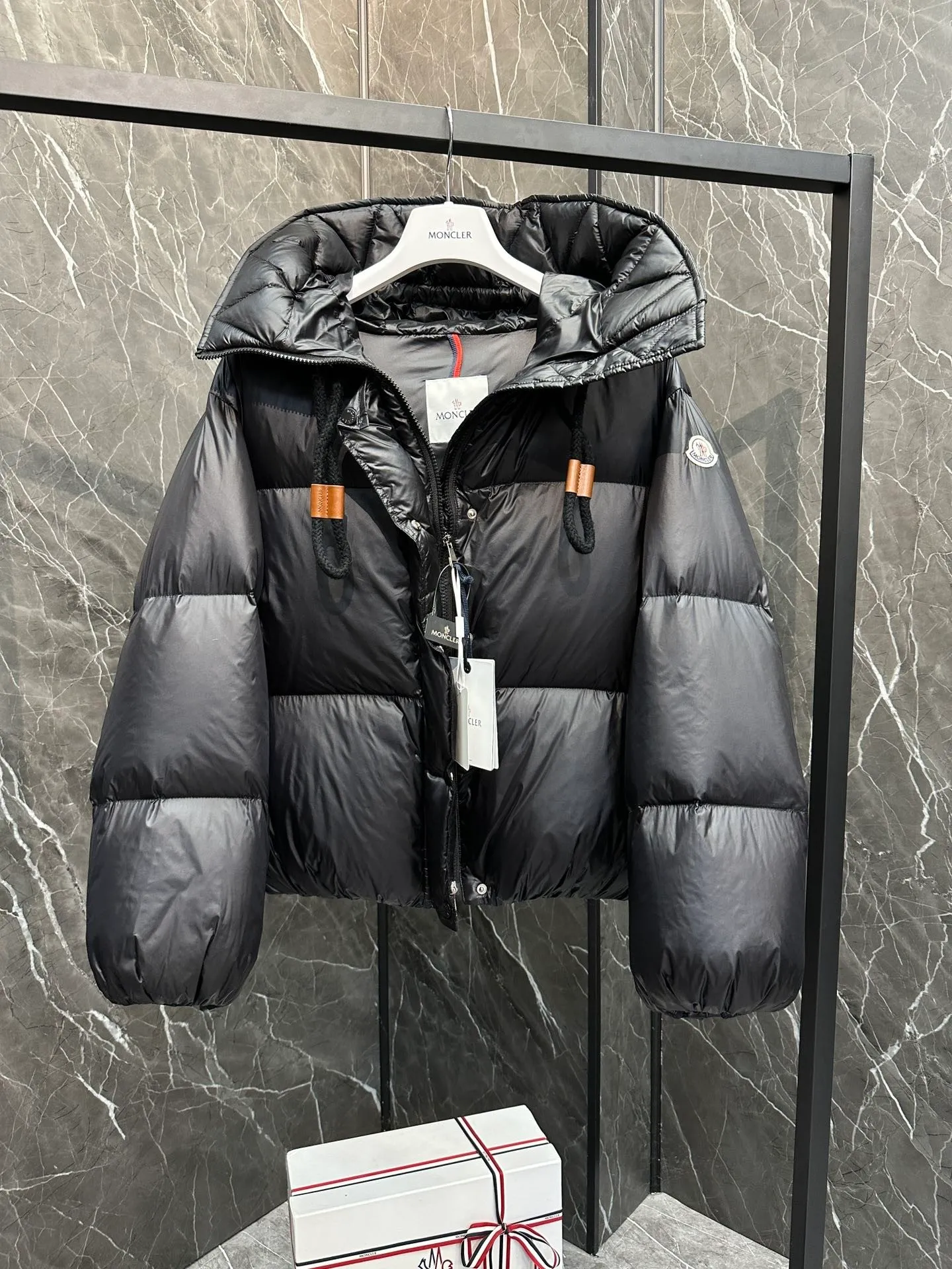 P900 ⬆️Moncler Borey women's two-in-one short down jacket. Ultra-light goose down filling. The fabric has a special luster. Full of high-end feel. Extremely full filling. Distinguishes all low-end duck down shriveled versions. ⚠️Special product barcode model number is complete, corresponding to the official website. The tag has built-in NFC electronic sensor anti-counterfeiting. Supports multiple anti-counterfeiting verification. The factory comes standard with a full set of counter gift box packaging🎁 The Borey women's 2-in-1 down jacket can be worn as a classic down jacket or as a cape. It is a practical and easy-to-wear item. It is recommended to choose two sizes smaller.  The Borey down jacket is made from warm yet lightweight nylon fabric with a gorgeous lustrous texture. This short down jacket features adjustable sleeves that can be opened to wear as a cape. The hood has a wide brim and is inspired by the classic parka for warmth and comfort. This 2-in-1 style features a wide silhouette for all-day comfort. Details •Made from longue saison fabric •Longue saison lining •Filled with down •Drawstring hood •Inner sleeves with snap closure •Zipper and snap closure •Inseam pockets •Elastic cuffs Size: 0-2 Fairy D9875064650