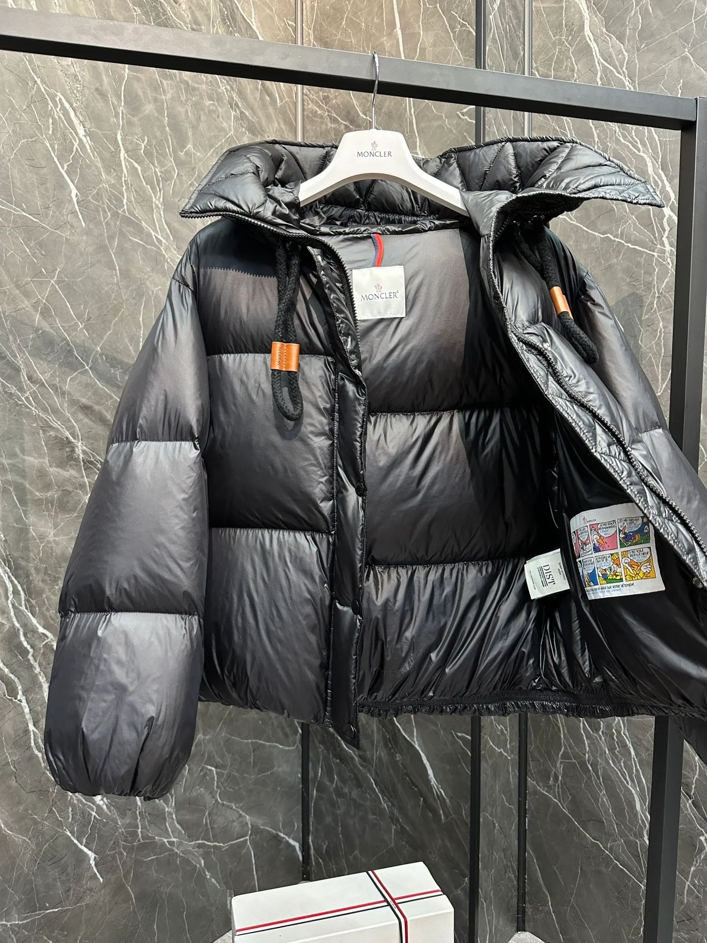 P900 ⬆️Moncler Borey women's two-in-one short down jacket. Ultra-light goose down filling. The fabric has a special luster. Full of high-end feel. Extremely full filling. Distinguishes all low-end duck down shriveled versions. ⚠️Special product barcode model number is complete, corresponding to the official website. The tag has built-in NFC electronic sensor anti-counterfeiting. Supports multiple anti-counterfeiting verification. The factory comes standard with a full set of counter gift box packaging🎁 The Borey women's 2-in-1 down jacket can be worn as a classic down jacket or as a cape. It is a practical and easy-to-wear item. It is recommended to choose two sizes smaller.  The Borey down jacket is made from warm yet lightweight nylon fabric with a gorgeous lustrous texture. This short down jacket features adjustable sleeves that can be opened to wear as a cape. The hood has a wide brim and is inspired by the classic parka for warmth and comfort. This 2-in-1 style features a wide silhouette for all-day comfort. Details •Made from longue saison fabric •Longue saison lining •Filled with down •Drawstring hood •Inner sleeves with snap closure •Zipper and snap closure •Inseam pockets •Elastic cuffs Size: 0-2 Fairy D9875064650