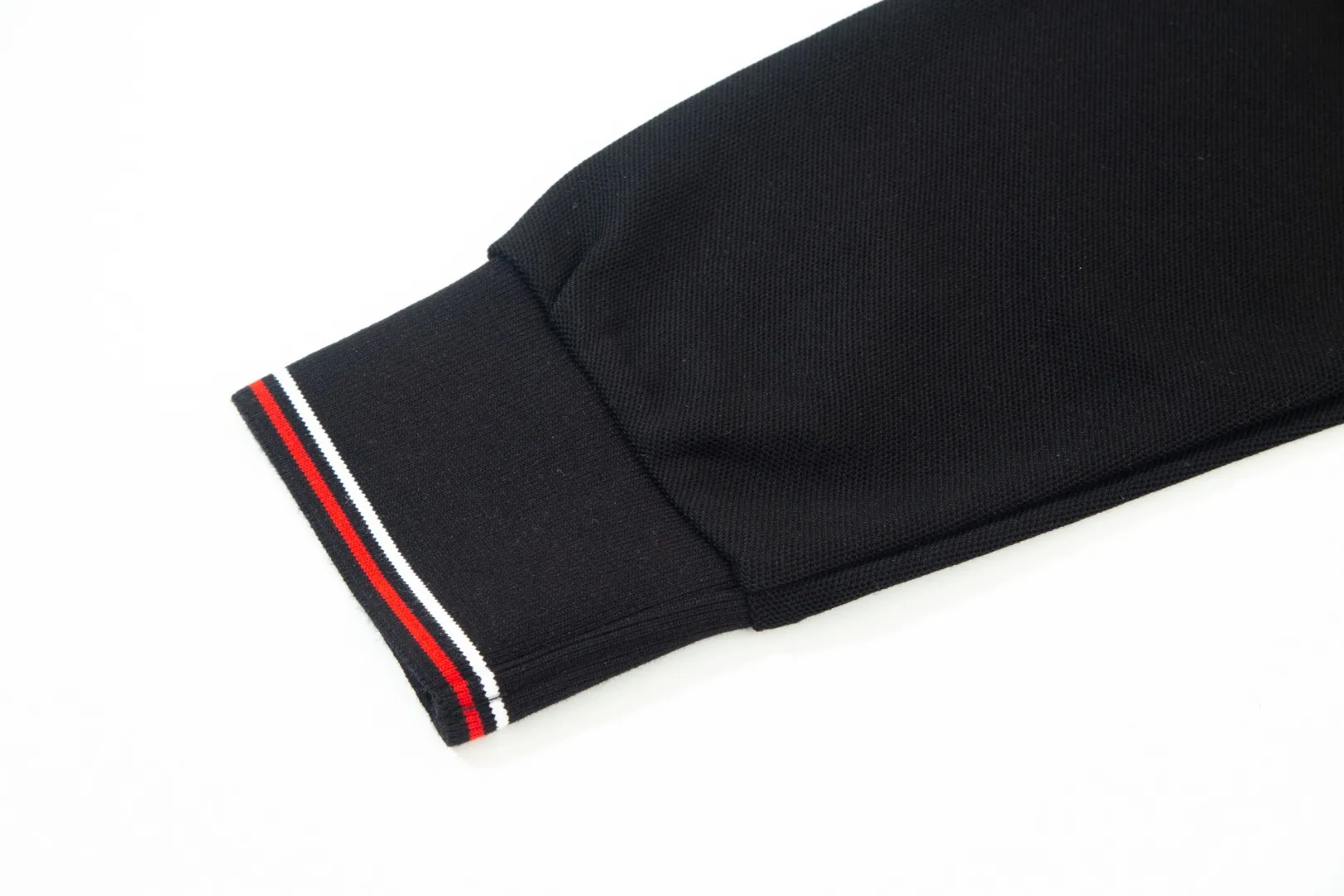 P210 MONCLER/Mask 25SS new logo embroidered lapel long-sleeved Polo shirt.  A simple yet refined T-shirt. The best item to create a modern and elegant look. Excellent channel product! Customer-supplied Piquet porous fiber pique cotton fabric, which can be called a "breathing fabric."  The unparalleled texture is inseparable from the exquisite materials used in craft tailoring. The craft knitted quilted design makes the hand feel extremely smooth and delicate without any roughness. The original logo design is more luxurious and noble. The upper body is comfortable and classy. The hand feels very smooth and soft. It can be easily controlled regardless of business, fashion or leisure. The age span is very large, which conforms to the trendy and practical dressing customs. It is the first choice for senior urban fashion people.  Black/white/Tibetan orchid Size: M~3XL