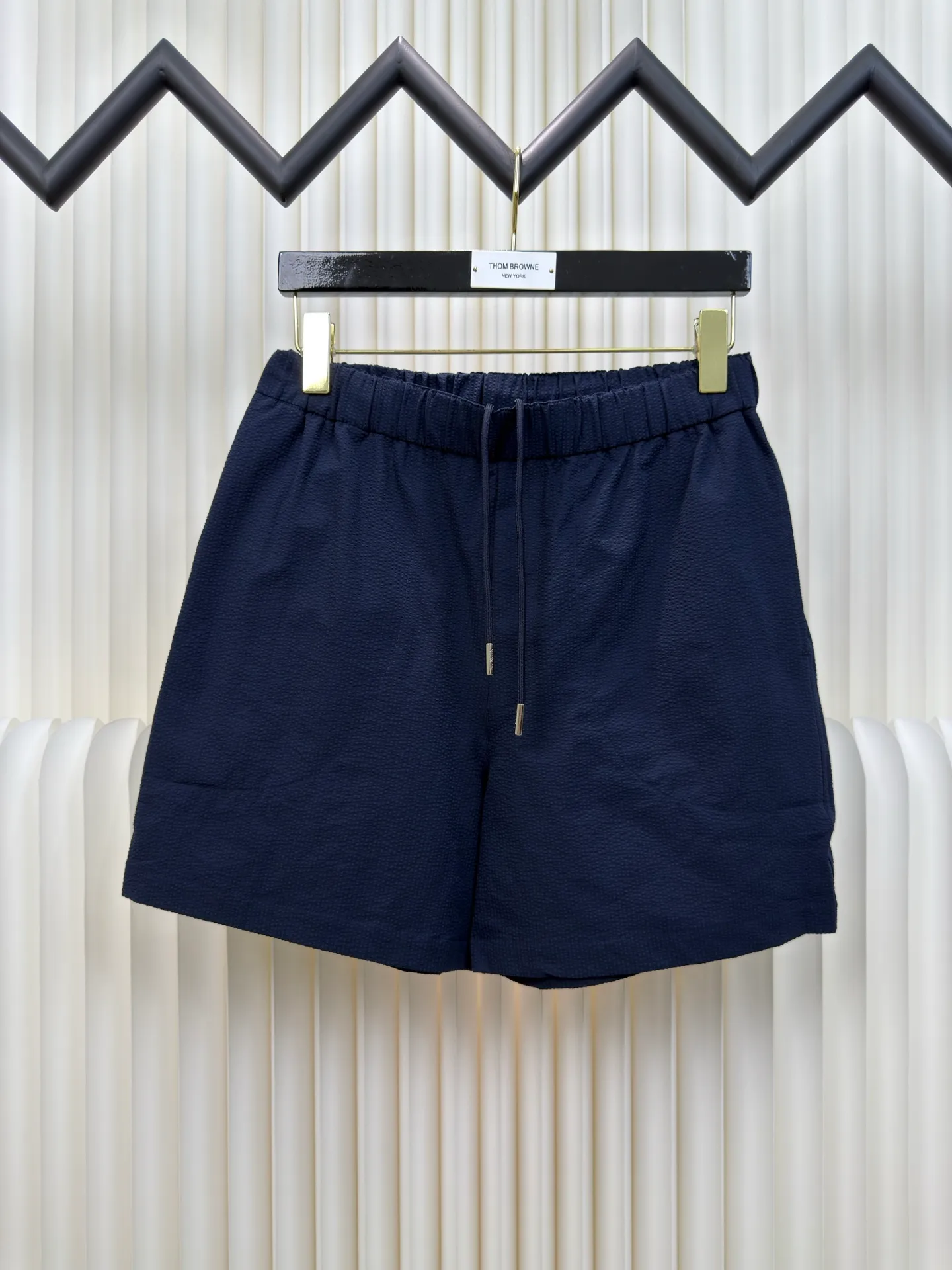 P310 MONCLER Puff Wrinkle Label Shorts with Mouth, Authentic Open Version - Physical Counter - Top Luxury Quality 🆚Second Price of All Versions on the Market Made of cotton blended woven fabric with 76% high cotton content + 24% polyester fiber. The high cotton content ensures that the fabric is soft, skin-friendly, and has good breathability. The addition of a small amount of polyester fiber balances the wrinkle resistance and elasticity of the overall fabric and greatly reduces its shrinkage. After preshrinking, dimensional changes during washing are negligible. The fusion of the two makes the fabric combine anti-wrinkle, quick-drying, easy care and other characteristics without losing the advantages of good wearing experience and strong breathability.  Bubble wrinkle technology: ground warp + bubble warp independent let-off. The bubble warp yarn feeding speed is about 20% higher than the ground warp yarn feeding speed. During weaving, the bubble warp is relaxed and accumulated, forming a naturally arched bubble unit. Through the alternating arrangement of yarns + floating length tissue changes, a clear grid frame is built between the bubble units, and finally the bubble three-dimensional effect and grid outline are locked through high-temperature heat setting. Size 1 2 3 4