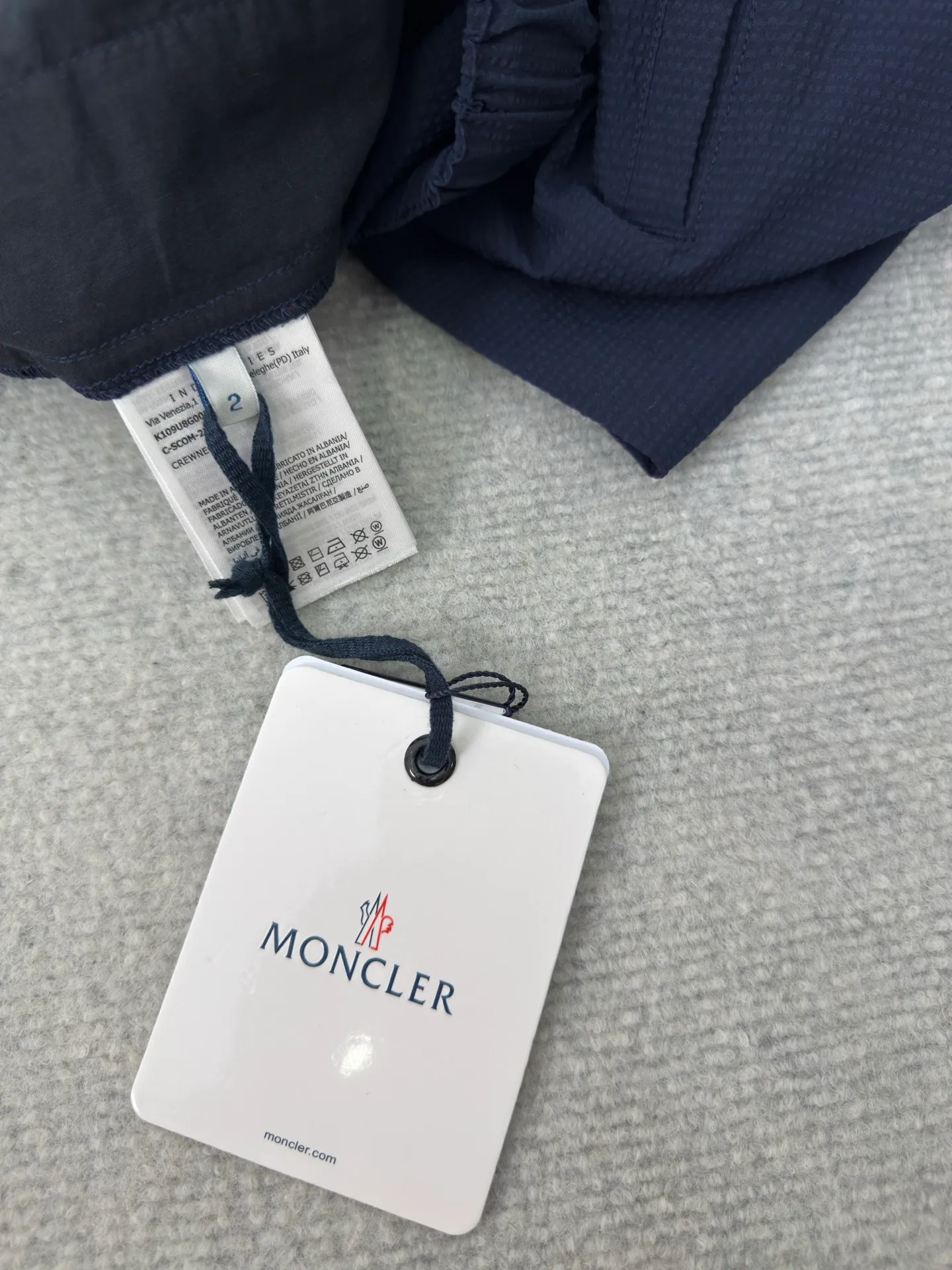 P310 MONCLER Puff Wrinkle Label Shorts with Mouth, Authentic Open Version - Physical Counter - Top Luxury Quality 🆚Second Price of All Versions on the Market Made of cotton blended woven fabric with 76% high cotton content + 24% polyester fiber. The high cotton content ensures that the fabric is soft, skin-friendly, and has good breathability. The addition of a small amount of polyester fiber balances the wrinkle resistance and elasticity of the overall fabric and greatly reduces its shrinkage. After preshrinking, dimensional changes during washing are negligible. The fusion of the two makes the fabric combine anti-wrinkle, quick-drying, easy care and other characteristics without losing the advantages of good wearing experience and strong breathability.  Bubble wrinkle technology: ground warp + bubble warp independent let-off. The bubble warp yarn feeding speed is about 20% higher than the ground warp yarn feeding speed. During weaving, the bubble warp is relaxed and accumulated, forming a naturally arched bubble unit. Through the alternating arrangement of yarns + floating length tissue changes, a clear grid frame is built between the bubble units, and finally the bubble three-dimensional effect and grid outline are locked through high-temperature heat setting. Size 1 2 3 4