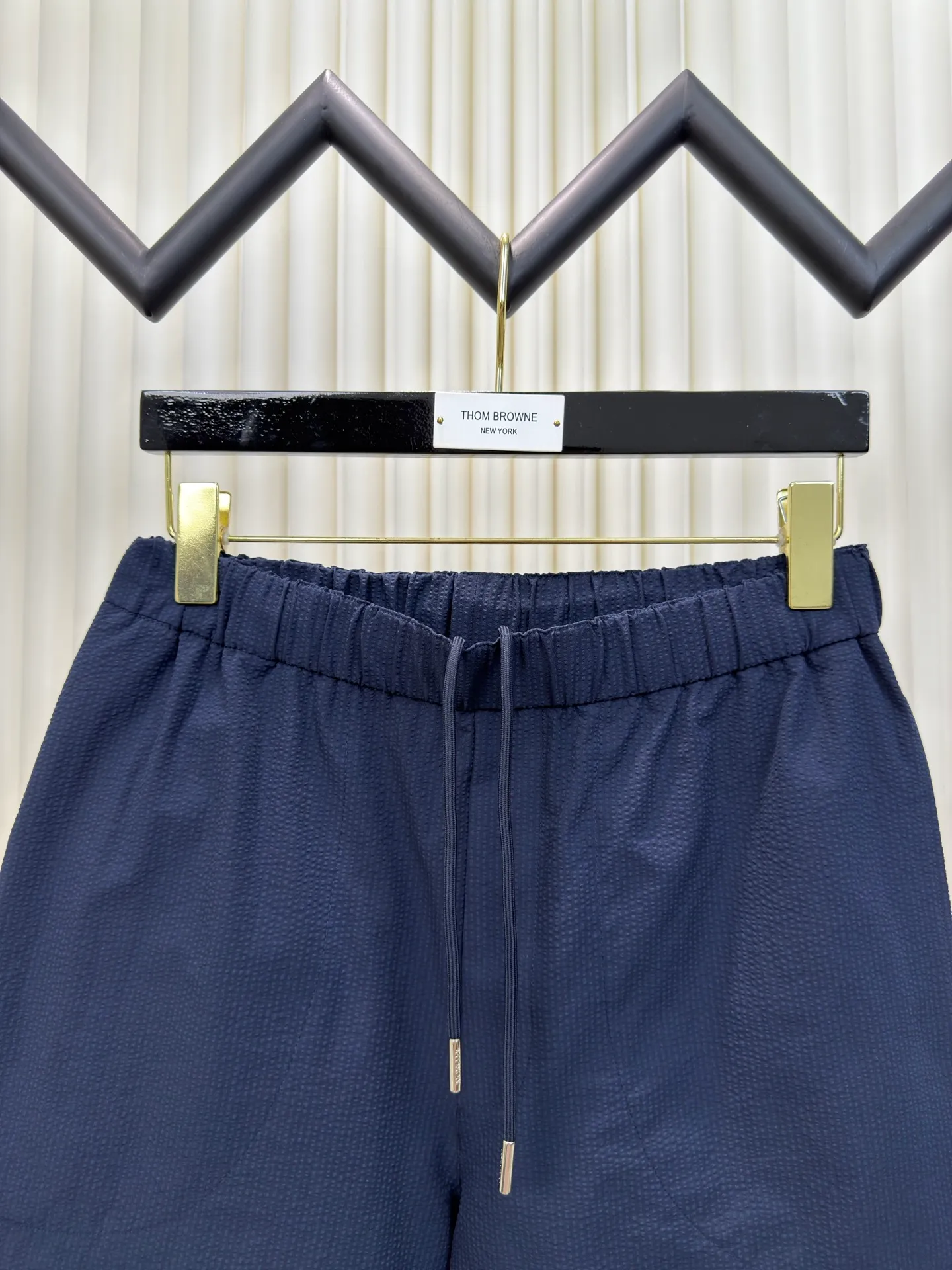 P310 MONCLER Puff Wrinkle Label Shorts with Mouth, Authentic Open Version - Physical Counter - Top Luxury Quality 🆚Second Price of All Versions on the Market Made of cotton blended woven fabric with 76% high cotton content + 24% polyester fiber. The high cotton content ensures that the fabric is soft, skin-friendly, and has good breathability. The addition of a small amount of polyester fiber balances the wrinkle resistance and elasticity of the overall fabric and greatly reduces its shrinkage. After preshrinking, dimensional changes during washing are negligible. The fusion of the two makes the fabric combine anti-wrinkle, quick-drying, easy care and other characteristics without losing the advantages of good wearing experience and strong breathability.  Bubble wrinkle technology: ground warp + bubble warp independent let-off. The bubble warp yarn feeding speed is about 20% higher than the ground warp yarn feeding speed. During weaving, the bubble warp is relaxed and accumulated, forming a naturally arched bubble unit. Through the alternating arrangement of yarns + floating length tissue changes, a clear grid frame is built between the bubble units, and finally the bubble three-dimensional effect and grid outline are locked through high-temperature heat setting. Size 1 2 3 4