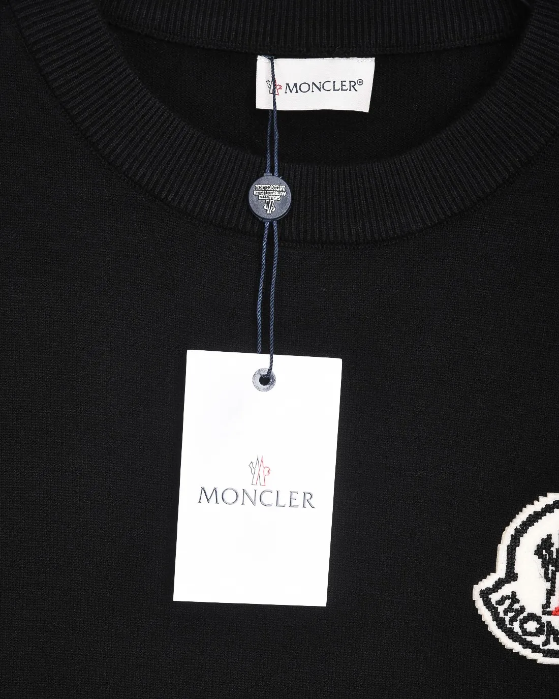 P230 MONCLER/Muzzled 2025Fw Classic chest badge logo letter logo Simple casual pullover sweater Imported wool blended fabric Upgraded, inspired by the 1980s retro Original fabric Official same style Round neck Long sleeve Suit Customized mesh sweater knitted fabric Very comfortable feel The latest brick cabinet synchronization in spring and summer Fashionable and individual Super versatile and good-looking style Very suitable for both men and women A must-have style Tag Collar tag Washed wheat Complete with three standards Color: Black. White. Gray. Size: M-3XL