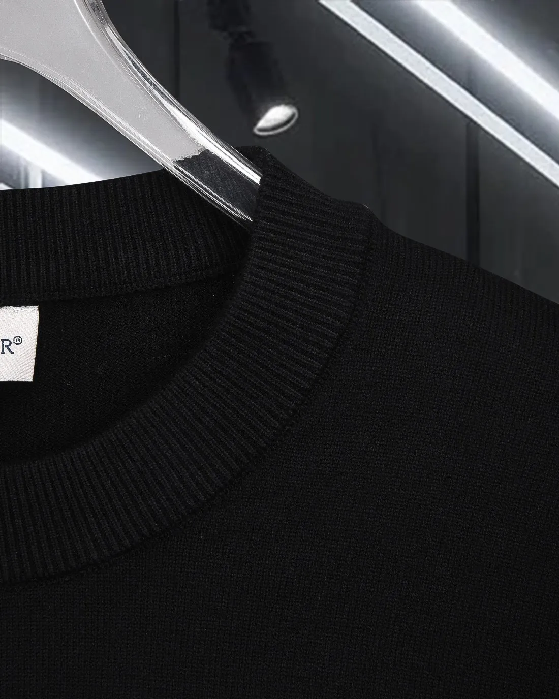 P230 MONCLER/Muzzled 2025Fw Classic chest badge logo letter logo Simple casual pullover sweater Imported wool blended fabric Upgraded, inspired by the 1980s retro Original fabric Official same style Round neck Long sleeve Suit Customized mesh sweater knitted fabric Very comfortable feel The latest brick cabinet synchronization in spring and summer Fashionable and individual Super versatile and good-looking style Very suitable for both men and women A must-have style Tag Collar tag Washed wheat Complete with three standards Color: Black. White. Gray. Size: M-3XL