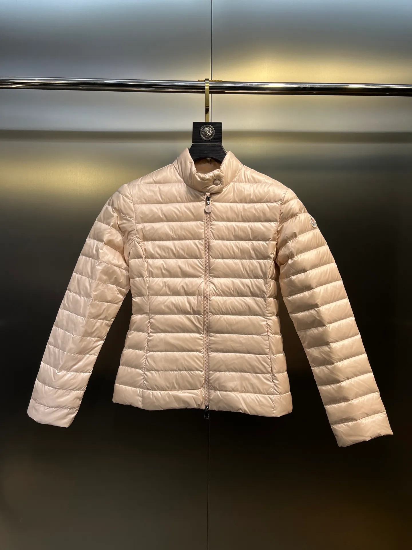 P720 Moncler🌟 25 new lgelle lightweight stand-up collar short down jacket, with classic quilting design to outline a slim silhouette. The stand-up collar details enhance the temperament, while being light and warm. Wear it as a layer during spring or winter, and you can easily weather the changing weather in one piece. Choose from three colors to suit your style: low-key black, pure white, and gentle nude—three high-end tones, suitable for different occasions and styles. The short cut lengthens the proportion, and even a small person can wear it with long legs! The choice of quality: duck down filling, which has both fluffiness and warmth, is light and weightless. The details show ingenuity and craftsmanship. Color: black, pink and white.  Size: 1 2 3 4