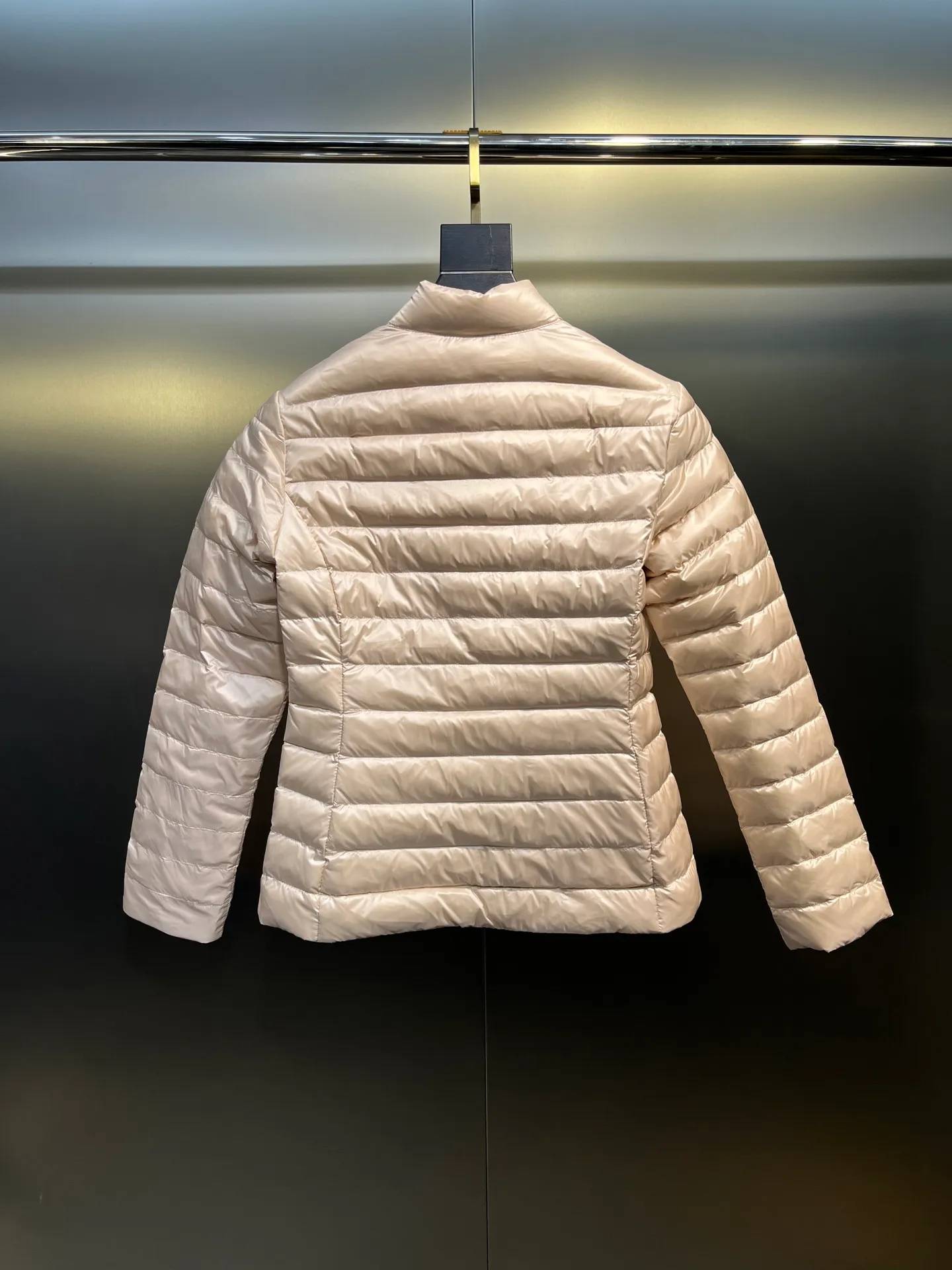 P720 Moncler🌟 25 new lgelle lightweight stand-up collar short down jacket, with classic quilting design to outline a slim silhouette. The stand-up collar details enhance the temperament, while being light and warm. Wear it as a layer during spring or winter, and you can easily weather the changing weather in one piece. Choose from three colors to suit your style: low-key black, pure white, and gentle nude—three high-end tones, suitable for different occasions and styles. The short cut lengthens the proportion, and even a small person can wear it with long legs! The choice of quality: duck down filling, which has both fluffiness and warmth, is light and weightless. The details show ingenuity and craftsmanship. Color: black, pink and white.  Size: 1 2 3 4