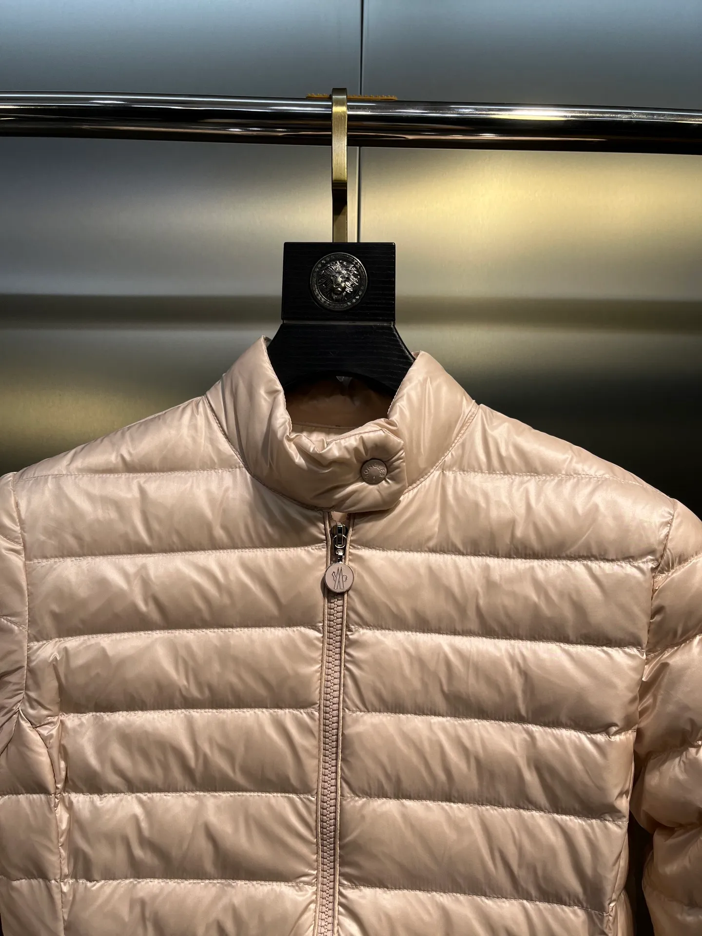 P720 Moncler🌟 25 new lgelle lightweight stand-up collar short down jacket, with classic quilting design to outline a slim silhouette. The stand-up collar details enhance the temperament, while being light and warm. Wear it as a layer during spring or winter, and you can easily weather the changing weather in one piece. Choose from three colors to suit your style: low-key black, pure white, and gentle nude—three high-end tones, suitable for different occasions and styles. The short cut lengthens the proportion, and even a small person can wear it with long legs! The choice of quality: duck down filling, which has both fluffiness and warmth, is light and weightless. The details show ingenuity and craftsmanship. Color: black, pink and white.  Size: 1 2 3 4