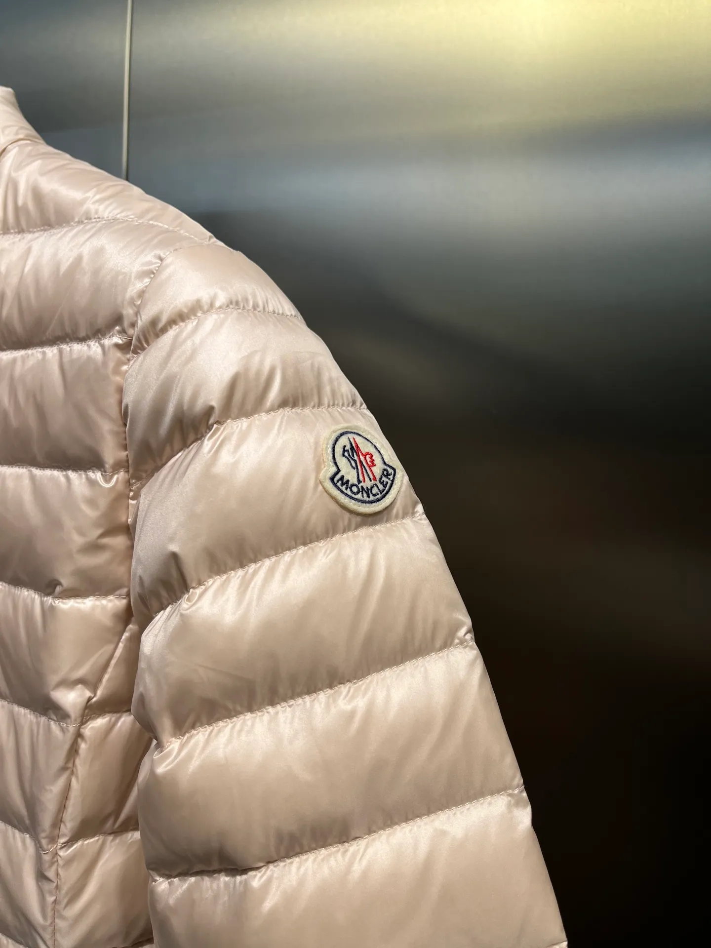 P720 Moncler🌟 25 new lgelle lightweight stand-up collar short down jacket, with classic quilting design to outline a slim silhouette. The stand-up collar details enhance the temperament, while being light and warm. Wear it as a layer during spring or winter, and you can easily weather the changing weather in one piece. Choose from three colors to suit your style: low-key black, pure white, and gentle nude—three high-end tones, suitable for different occasions and styles. The short cut lengthens the proportion, and even a small person can wear it with long legs! The choice of quality: duck down filling, which has both fluffiness and warmth, is light and weightless. The details show ingenuity and craftsmanship. Color: black, pink and white.  Size: 1 2 3 4