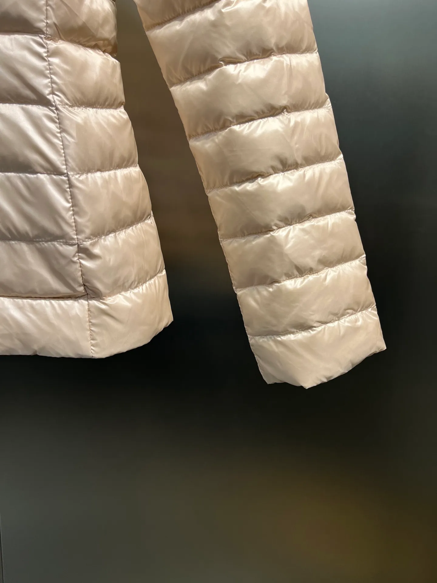 P720 Moncler🌟 25 new lgelle lightweight stand-up collar short down jacket, with classic quilting design to outline a slim silhouette. The stand-up collar details enhance the temperament, while being light and warm. Wear it as a layer during spring or winter, and you can easily weather the changing weather in one piece. Choose from three colors to suit your style: low-key black, pure white, and gentle nude—three high-end tones, suitable for different occasions and styles. The short cut lengthens the proportion, and even a small person can wear it with long legs! The choice of quality: duck down filling, which has both fluffiness and warmth, is light and weightless. The details show ingenuity and craftsmanship. Color: black, pink and white.  Size: 1 2 3 4