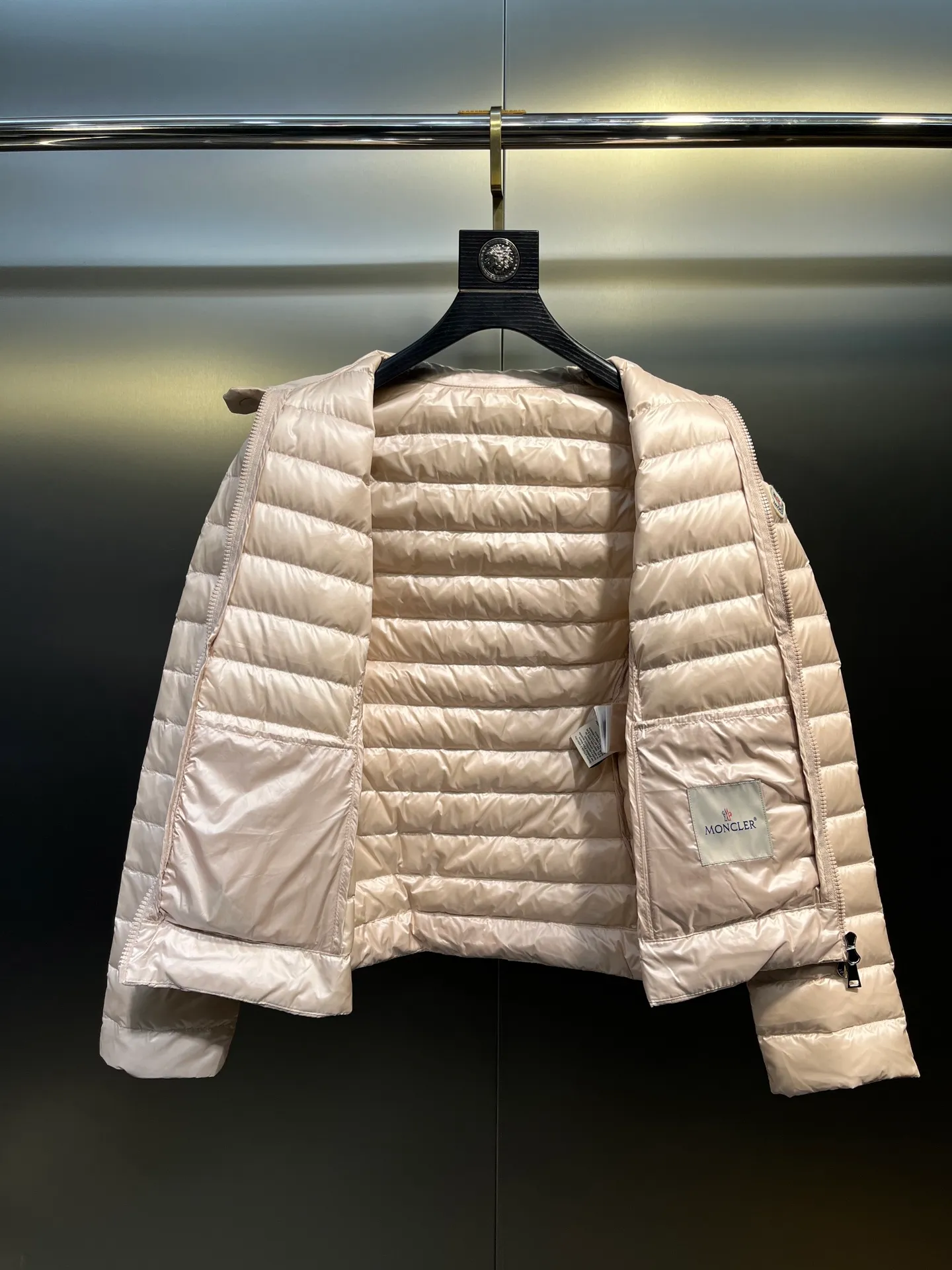 P720 Moncler🌟 25 new lgelle lightweight stand-up collar short down jacket, with classic quilting design to outline a slim silhouette. The stand-up collar details enhance the temperament, while being light and warm. Wear it as a layer during spring or winter, and you can easily weather the changing weather in one piece. Choose from three colors to suit your style: low-key black, pure white, and gentle nude—three high-end tones, suitable for different occasions and styles. The short cut lengthens the proportion, and even a small person can wear it with long legs! The choice of quality: duck down filling, which has both fluffiness and warmth, is light and weightless. The details show ingenuity and craftsmanship. Color: black, pink and white.  Size: 1 2 3 4