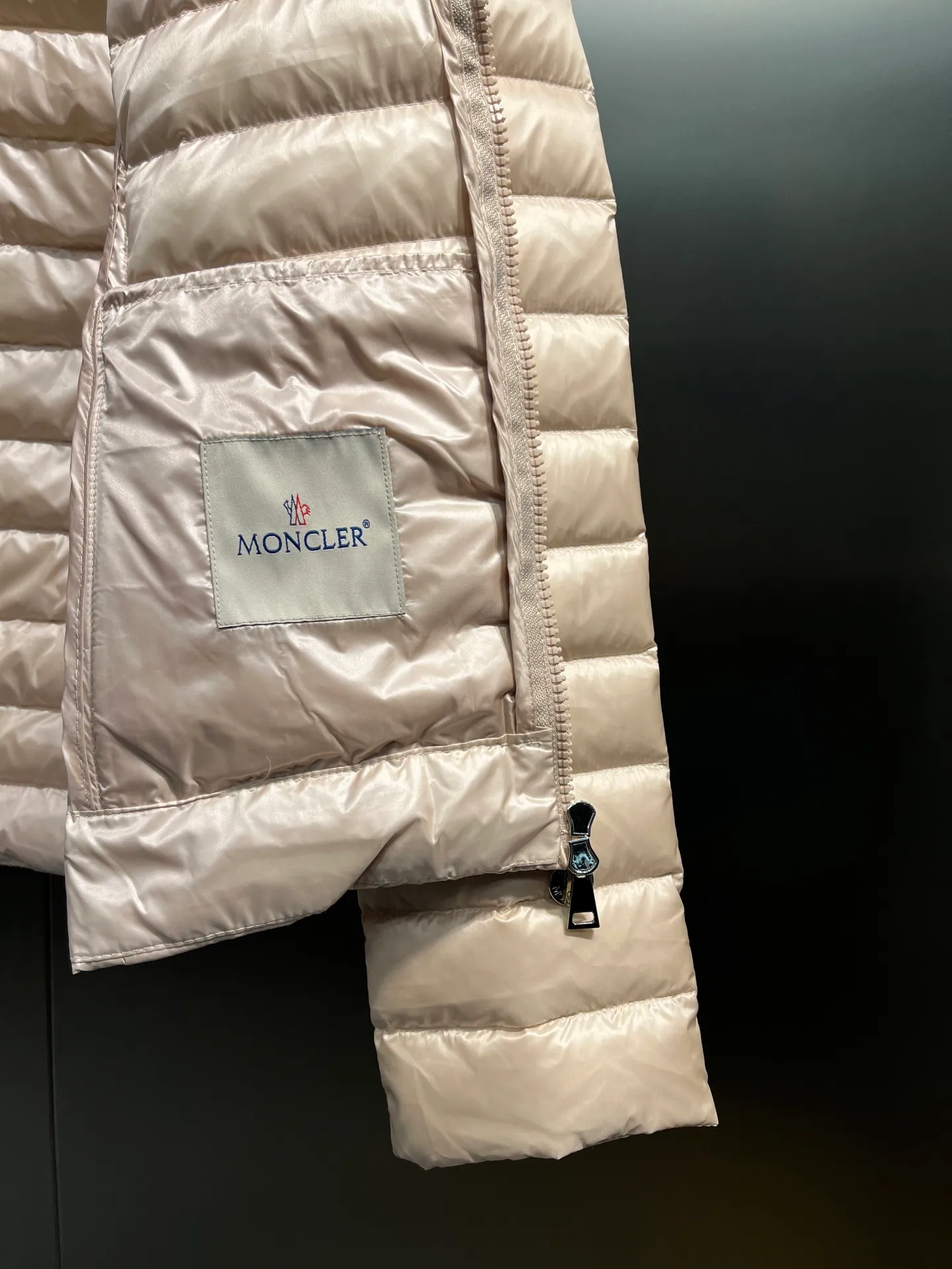 P720 Moncler🌟 25 new lgelle lightweight stand-up collar short down jacket, with classic quilting design to outline a slim silhouette. The stand-up collar details enhance the temperament, while being light and warm. Wear it as a layer during spring or winter, and you can easily weather the changing weather in one piece. Choose from three colors to suit your style: low-key black, pure white, and gentle nude—three high-end tones, suitable for different occasions and styles. The short cut lengthens the proportion, and even a small person can wear it with long legs! The choice of quality: duck down filling, which has both fluffiness and warmth, is light and weightless. The details show ingenuity and craftsmanship. Color: black, pink and white.  Size: 1 2 3 4