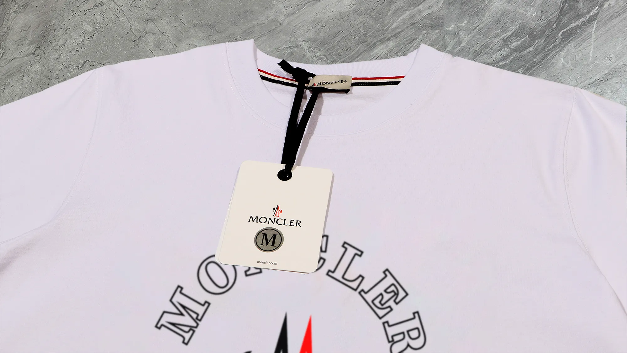 P210 High-version sweatshirt) [Long-term stock] 〖𝐌𝐎𝐍𝐂𝐋𝐄𝐑~Mask〗 Made of 440g heavy-weight fabric. It is different from the market currency. It can be matched with any variety and is properly handsome. 😎The whole dress is made of double waistcoats. The double waistcoats make the whole dress more three-dimensional. Not ordinary factories can do such fine work. 2025 Spring runway version of the T stage, on sale at the counter, round neck terry sweatshirt, high-end double-strand pure cotton, custom-made stretch ribs, dyed in the same vat, complete with three standards, matched with exquisite embroidered LOGO on the chest, simple and advanced, same style for men and women. Color: black, apricot, white, size: S M L XL 2XL