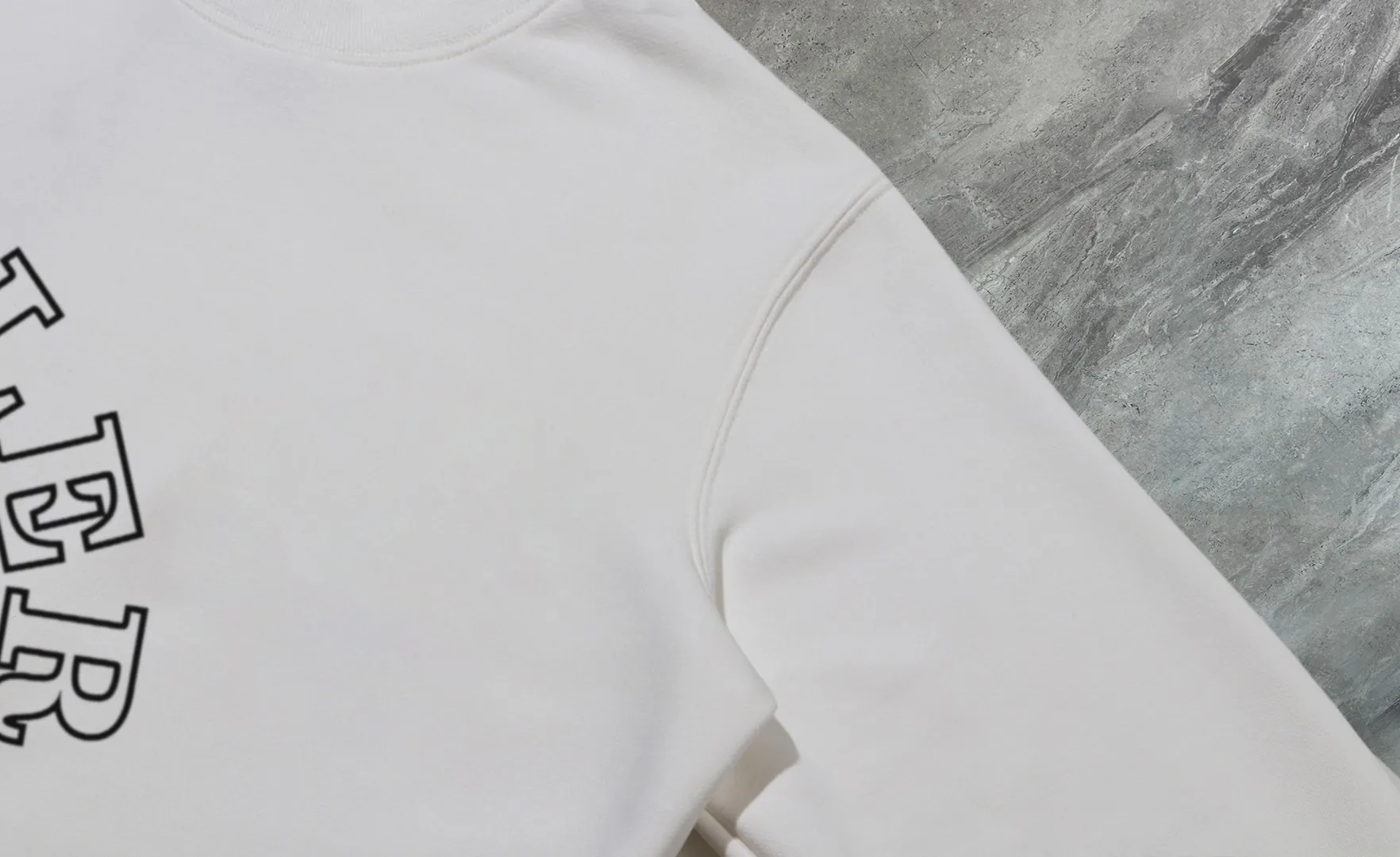 P210 High-version sweatshirt) [Long-term stock] 〖𝐌𝐎𝐍𝐂𝐋𝐄𝐑~Mask〗 Made of 440g heavy-weight fabric. It is different from the market currency. It can be matched with any variety and is properly handsome. 😎The whole dress is made of double waistcoats. The double waistcoats make the whole dress more three-dimensional. Not ordinary factories can do such fine work. 2025 Spring runway version of the T stage, on sale at the counter, round neck terry sweatshirt, high-end double-strand pure cotton, custom-made stretch ribs, dyed in the same vat, complete with three standards, matched with exquisite embroidered LOGO on the chest, simple and advanced, same style for men and women. Color: black, apricot, white, size: S M L XL 2XL