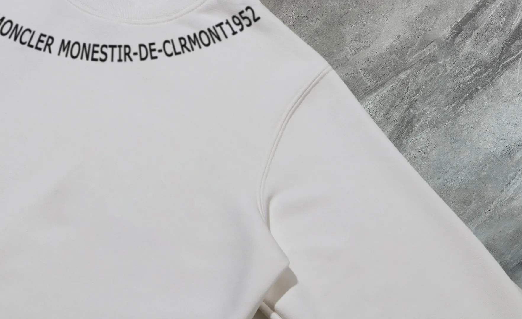 P210 High-version sweatshirt) [Long-term stock] 〖𝐌𝐎𝐍𝐂𝐋𝐄𝐑~Mask〗 Made of 440g heavy-weight fabric. It is different from the market currency. It can be matched with any variety and is properly handsome. 😎The whole dress is made of double waistcoats. The double waistcoats make the whole dress more three-dimensional. Not ordinary factories can do such fine work. 2025 Spring runway version of the T stage, on sale at the counter, round neck terry sweatshirt, high-end double-strand pure cotton, custom-made stretch ribs, dyed in the same vat, complete with three standards, matched with exquisite embroidered LOGO on the chest, simple and advanced, same style for men and women. Color: black, apricot, white, size: S M L XL 2XL