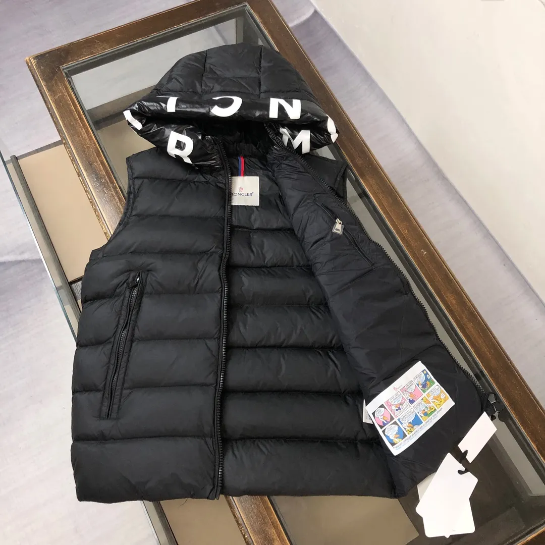 P660 moncler/Moncler hooded letter-printed down vest for men and women. It is carefully made of original nylon fabric and decorated with Moncler's unique logo details on the front chest. Made from the original version, every detail inside is restored. As soon as you pick up the real velvet and fake velvet, you can tell that only good things are made. Color: Black White Size: 1 2 3 4 5 (M～3xl)