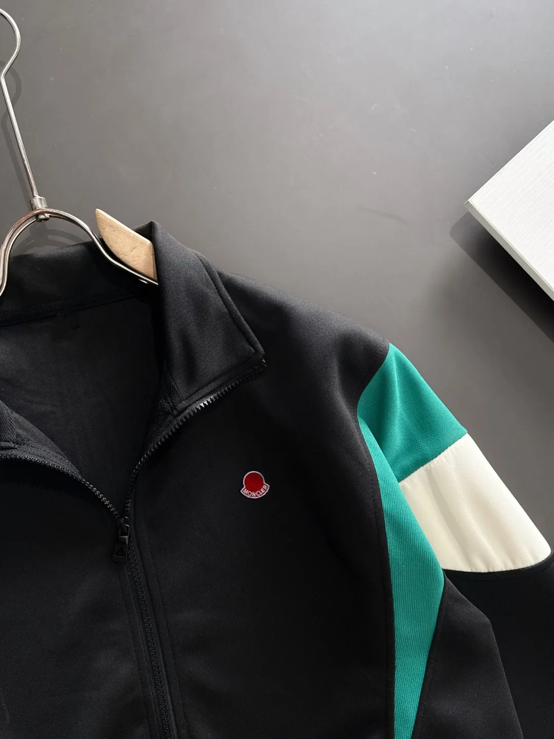 Next day shipping P720 MONCLER/Mongolian high quality 2025 autumn and winter new casual heavy industry suit exclusively developed by yb! High quality production! The top version of the trading company channel order, external orders for imported custom fabrics, high breathability and comfort, impeccable details, absolutely worth buying! This type of suit is also a must-have for lazy people. You don’t have to think about how to match it, you can just get it in one set! Brand element design concept, delicate and soft feel! It presents a casual cut and the upper body shape is great! On sale simultaneously on the official website! From a high-end men's positioning brand, the low-key luxury taste is irresistible! Exquisite workmanship and impeccable quality! The overall style is simple, fashionable and timeless, fully meeting the requirements of stylish and tasteful dressing! Size: M to 4XL (or state your height and weight when placing an order)