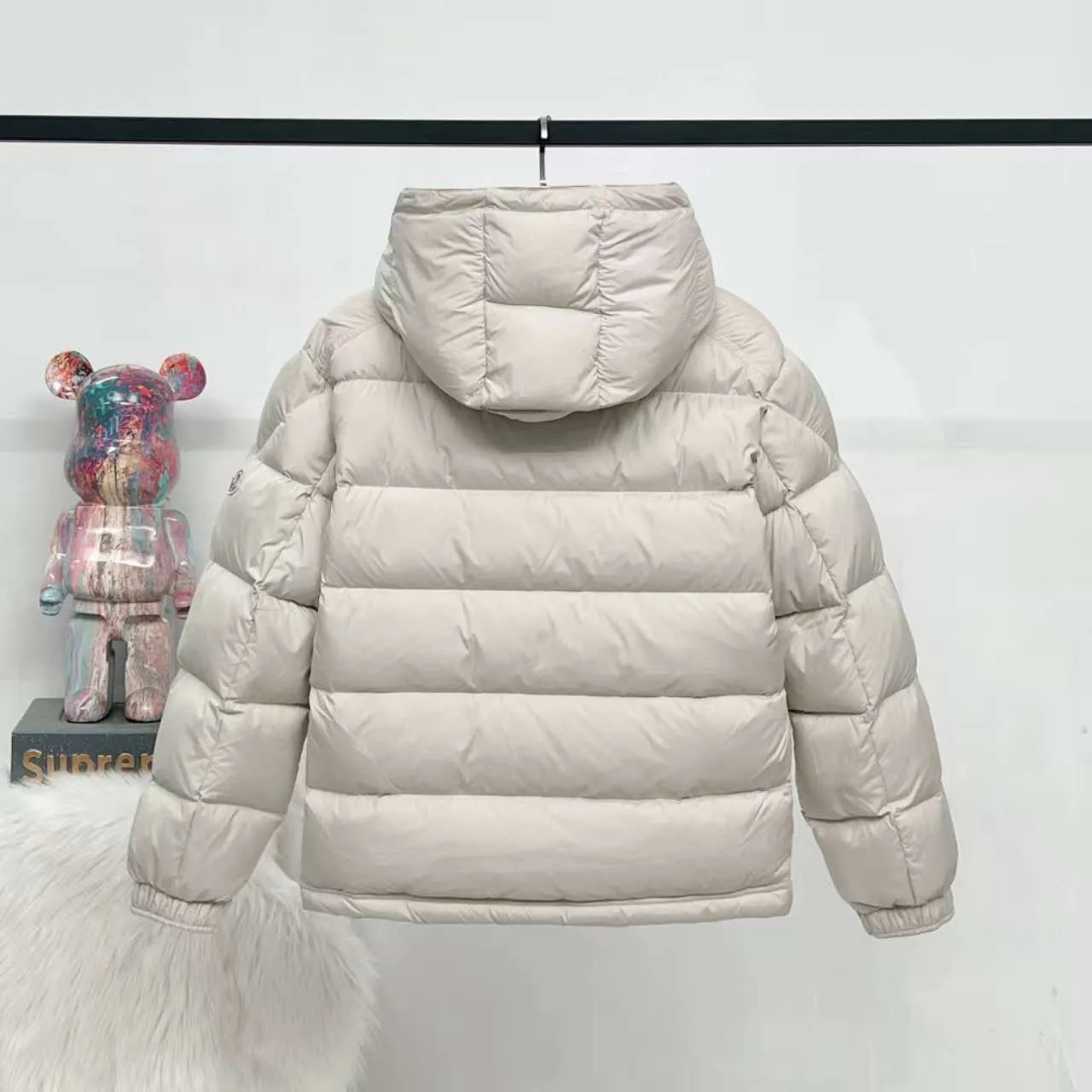 P840 top version] Large goods hanging photo Moncler masked down jacket in off-white (hat with red splicing design) and black styles, both have a detachable hood design. The red elements in details such as zippers and pockets add a sense of design to the overall shape. It is in line with the brand's style characteristics of focusing on both functionality and fashion. It is suitable for wearing in cold weather and has both warmth and trendy attributes. It has achieved a series of misunderstandings such as the original NFC inductive anti-counterfeiting chip, the national standard 95% pure white duck down, the exclusive use of top-grade down on the market, and never fake goose down. Perfect filling using direct velvet filling technology, the fluffy texture is very good. The lightness, warmth and cold protection ability are improved to the maximum. The original processing factory produces electroplated hardware, all customized by the original factory, and not all types of replicas on the market. Style number: 5607# Color: black. Off-white Code number: 1.2.3.4.5