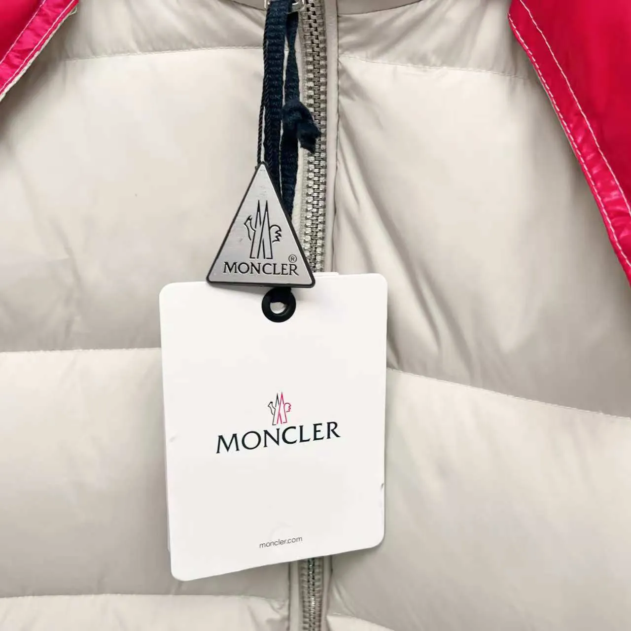 P840 top version] Large goods hanging photo Moncler masked down jacket in off-white (hat with red splicing design) and black styles, both have a detachable hood design. The red elements in details such as zippers and pockets add a sense of design to the overall shape. It is in line with the brand's style characteristics of focusing on both functionality and fashion. It is suitable for wearing in cold weather and has both warmth and trendy attributes. It has achieved a series of misunderstandings such as the original NFC inductive anti-counterfeiting chip, the national standard 95% pure white duck down, the exclusive use of top-grade down on the market, and never fake goose down. Perfect filling using direct velvet filling technology, the fluffy texture is very good. The lightness, warmth and cold protection ability are improved to the maximum. The original processing factory produces electroplated hardware, all customized by the original factory, and not all types of replicas on the market. Style number: 5607# Color: black. Off-white Code number: 1.2.3.4.5