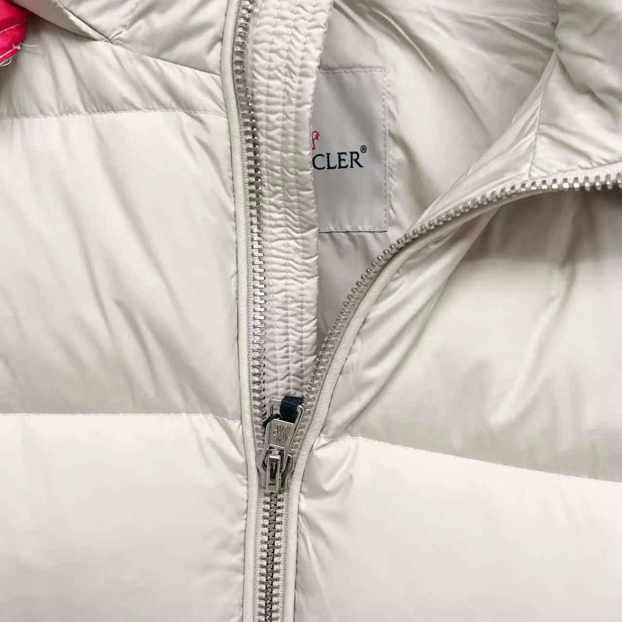 P840 top version] Large goods hanging photo Moncler masked down jacket in off-white (hat with red splicing design) and black styles, both have a detachable hood design. The red elements in details such as zippers and pockets add a sense of design to the overall shape. It is in line with the brand's style characteristics of focusing on both functionality and fashion. It is suitable for wearing in cold weather and has both warmth and trendy attributes. It has achieved a series of misunderstandings such as the original NFC inductive anti-counterfeiting chip, the national standard 95% pure white duck down, the exclusive use of top-grade down on the market, and never fake goose down. Perfect filling using direct velvet filling technology, the fluffy texture is very good. The lightness, warmth and cold protection ability are improved to the maximum. The original processing factory produces electroplated hardware, all customized by the original factory, and not all types of replicas on the market. Style number: 5607# Color: black. Off-white Code number: 1.2.3.4.5