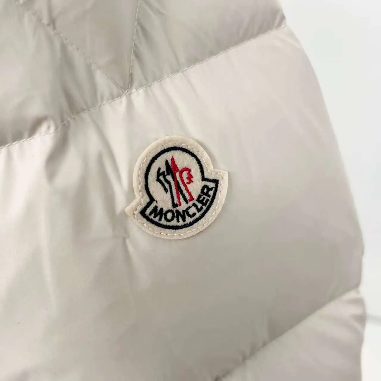 P840 top version] Large goods hanging photo Moncler masked down jacket in off-white (hat with red splicing design) and black styles, both have a detachable hood design. The red elements in details such as zippers and pockets add a sense of design to the overall shape. It is in line with the brand's style characteristics of focusing on both functionality and fashion. It is suitable for wearing in cold weather and has both warmth and trendy attributes. It has achieved a series of misunderstandings such as the original NFC inductive anti-counterfeiting chip, the national standard 95% pure white duck down, the exclusive use of top-grade down on the market, and never fake goose down. Perfect filling using direct velvet filling technology, the fluffy texture is very good. The lightness, warmth and cold protection ability are improved to the maximum. The original processing factory produces electroplated hardware, all customized by the original factory, and not all types of replicas on the market. Style number: 5607# Color: black. Off-white Code number: 1.2.3.4.5