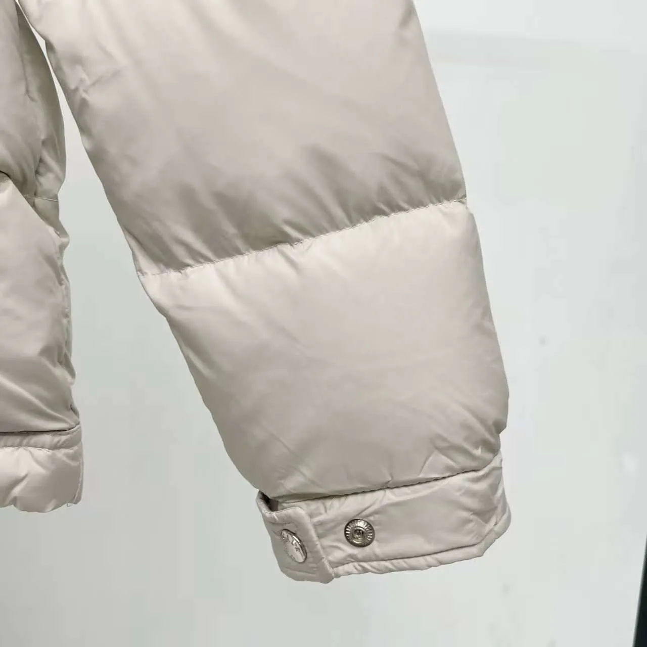 P840 top version] Large goods hanging photo Moncler masked down jacket in off-white (hat with red splicing design) and black styles, both have a detachable hood design. The red elements in details such as zippers and pockets add a sense of design to the overall shape. It is in line with the brand's style characteristics of focusing on both functionality and fashion. It is suitable for wearing in cold weather and has both warmth and trendy attributes. It has achieved a series of misunderstandings such as the original NFC inductive anti-counterfeiting chip, the national standard 95% pure white duck down, the exclusive use of top-grade down on the market, and never fake goose down. Perfect filling using direct velvet filling technology, the fluffy texture is very good. The lightness, warmth and cold protection ability are improved to the maximum. The original processing factory produces electroplated hardware, all customized by the original factory, and not all types of replicas on the market. Style number: 5607# Color: black. Off-white Code number: 1.2.3.4.5