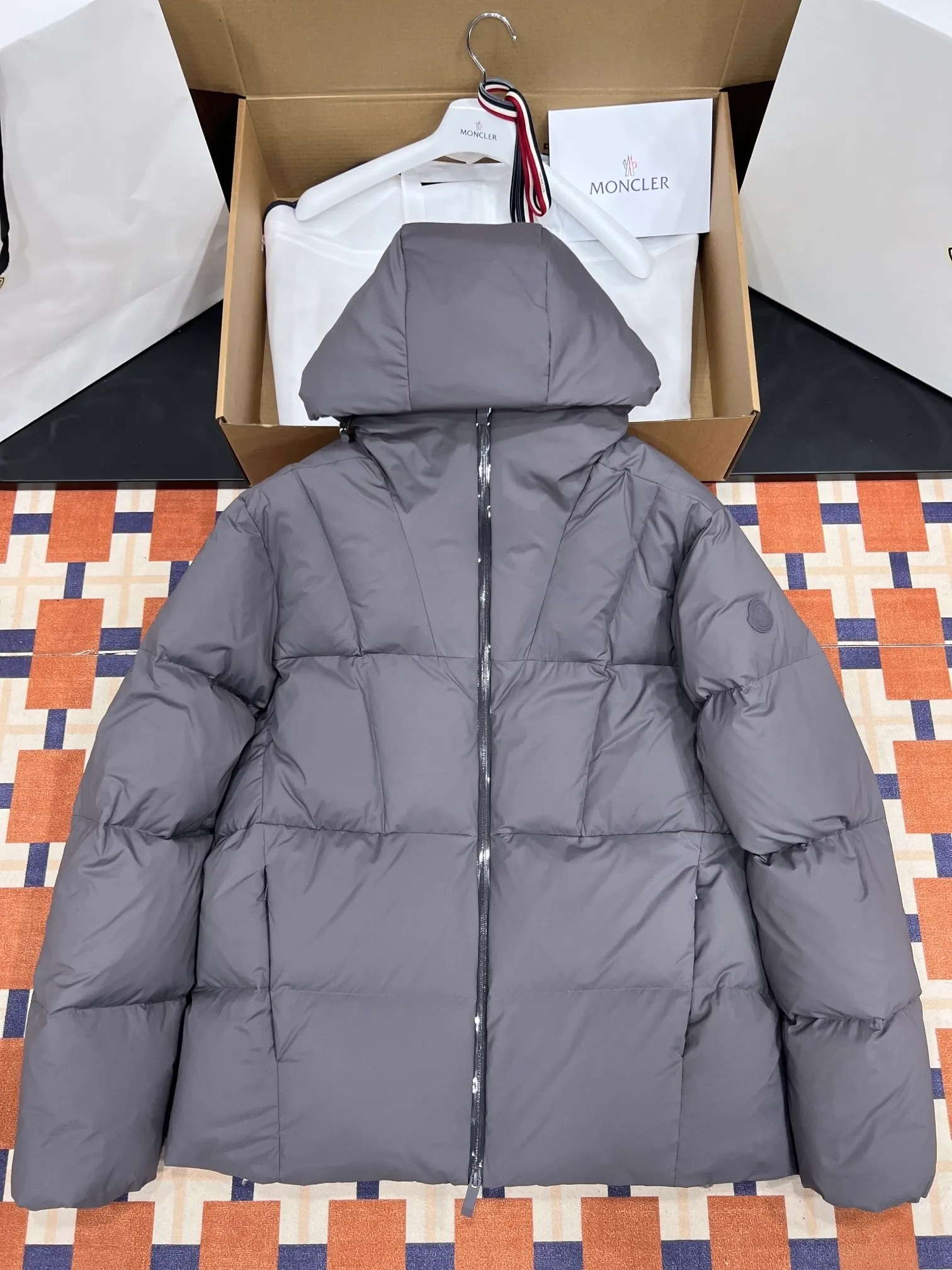 P880 moncler Fusain men's hooded short down jacket Exclusive hot new 2025 autumn and winter 🆕down jacket Original 1:1 customized hardware accessories are all imported and original customization Welcome to compare at the counter Absolute high quality Use top 90 white duck down Super soft Filled with fluffy and full Super heavy workmanship The fabric is well-made 👍The version is perfect Note⚠The fabric is super comfortable Exclusive model Non-market goods Same style for men and women Color Black Gray Size 1 2 3 4 5