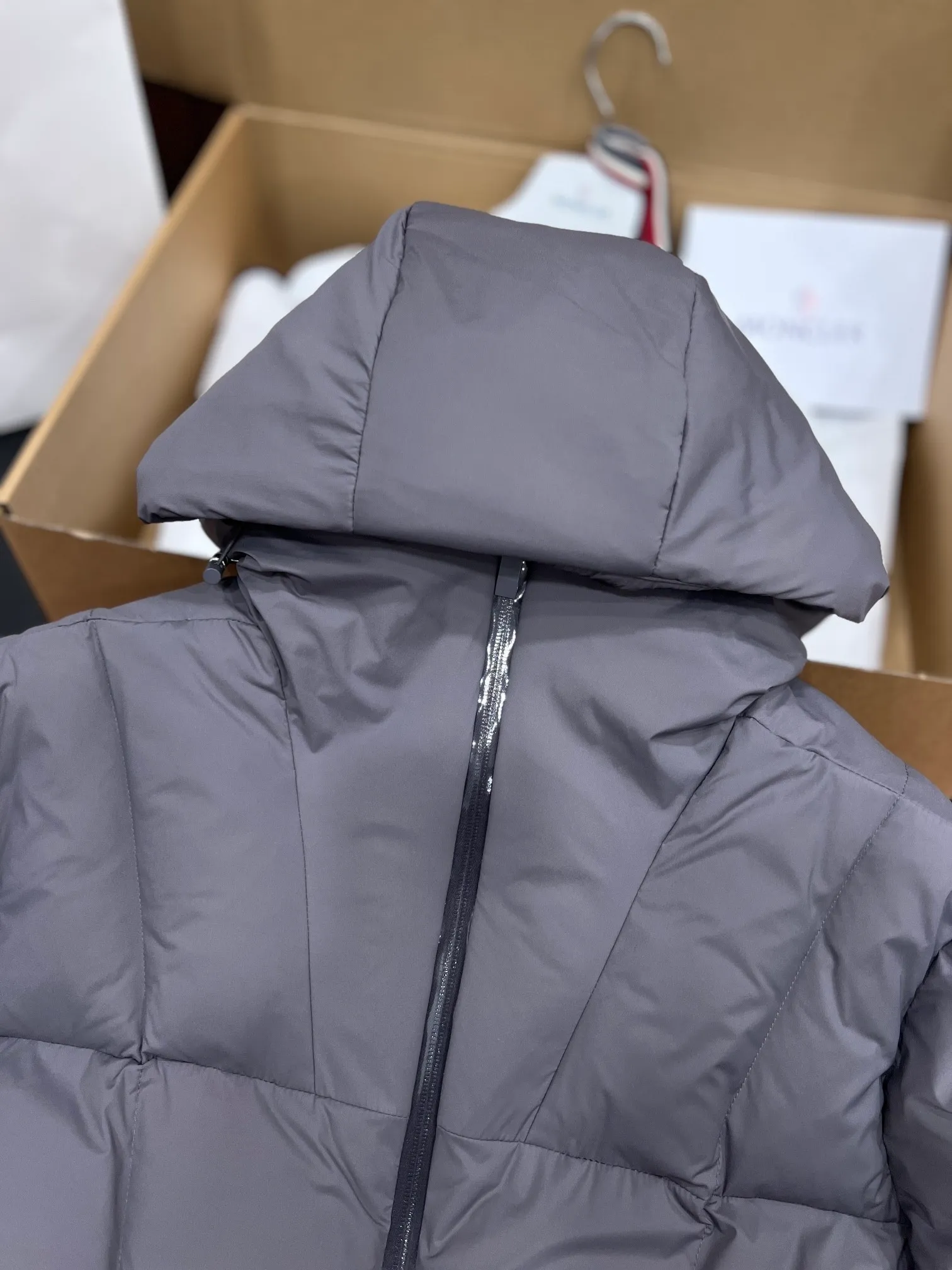 P880 moncler Fusain men's hooded short down jacket Exclusive hot new 2025 autumn and winter 🆕down jacket Original 1:1 customized hardware accessories are all imported and original customization Welcome to compare at the counter Absolute high quality Use top 90 white duck down Super soft Filled with fluffy and full Super heavy workmanship The fabric is well-made 👍The version is perfect Note⚠The fabric is super comfortable Exclusive model Non-market goods Same style for men and women Color Black Gray Size 1 2 3 4 5