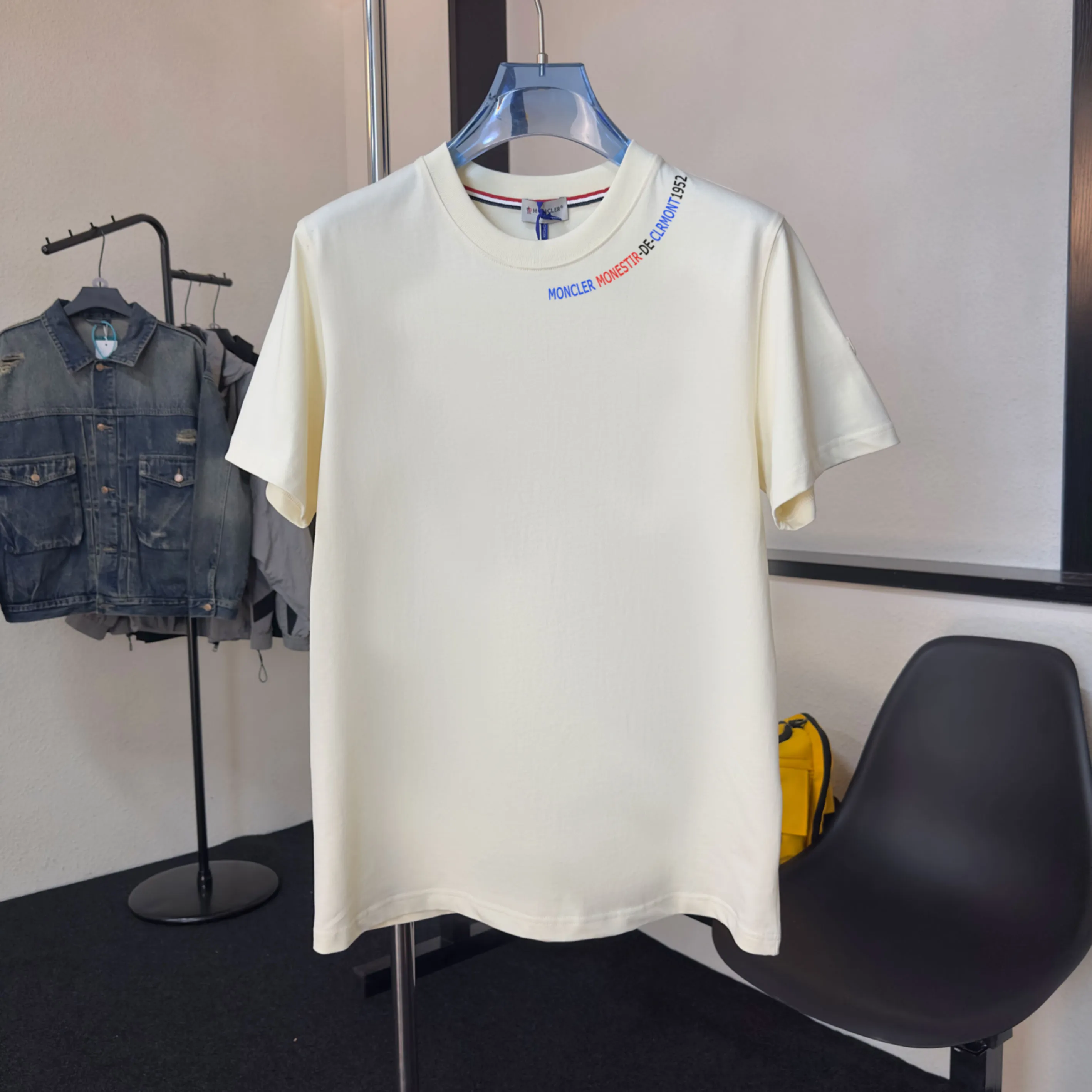 P140 Upgraded version "Mobile phone smart sensor ~ NFC chip armband ~ Direct access to the official website for anti-counterfeiting" "Moncler ~ Mouth Mouth" 2025 new high-quality round neck short-sleeved T-shirt. The cuffs have imported embroidered labels. Customized dyeing, very comfortable to touch. Super versatile and good-looking short-sleeved. Complete with three labels. Non-market ordinary version. Feel free to compare. Quality is absolutely guaranteed! ‼ First of all, this original fabric is all custom-woven with 32-count double yarn fabric, 250G, and the weight is the same‼ Fine workmanship, double waistcoat method, double waistcoat method, double waistcoat method makes the whole dress more three-dimensional, which is not a craft that ordinary T-shirts can achieve🤪 Size: S-M-L-XL-2XL Color: black, white, apricot, same style for men and women