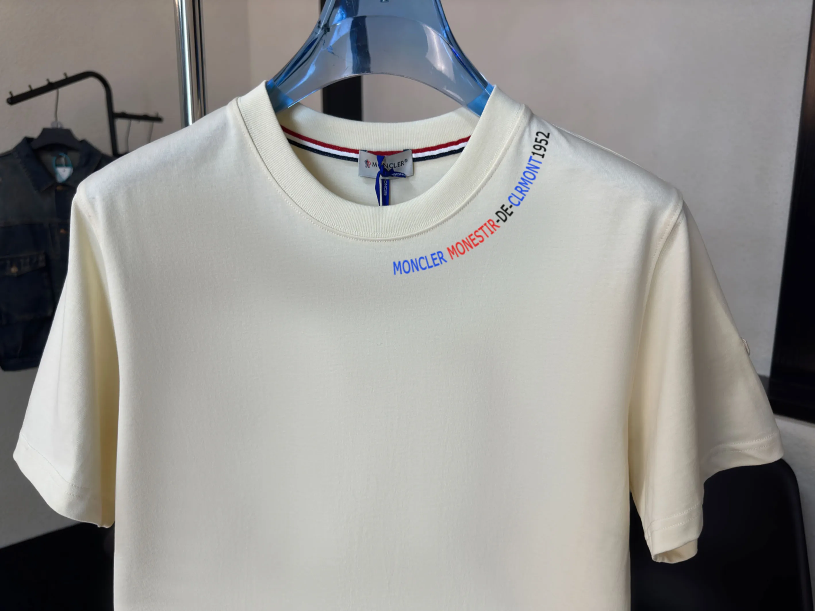 P140 Upgraded version "Mobile phone smart sensor ~ NFC chip armband ~ Direct access to the official website for anti-counterfeiting" "Moncler ~ Mouth Mouth" 2025 new high-quality round neck short-sleeved T-shirt. The cuffs have imported embroidered labels. Customized dyeing, very comfortable to touch. Super versatile and good-looking short-sleeved. Complete with three labels. Non-market ordinary version. Feel free to compare. Quality is absolutely guaranteed! ‼ First of all, this original fabric is all custom-woven with 32-count double yarn fabric, 250G, and the weight is the same‼ Fine workmanship, double waistcoat method, double waistcoat method, double waistcoat method makes the whole dress more three-dimensional, which is not a craft that ordinary T-shirts can achieve🤪 Size: S-M-L-XL-2XL Color: black, white, apricot, same style for men and women