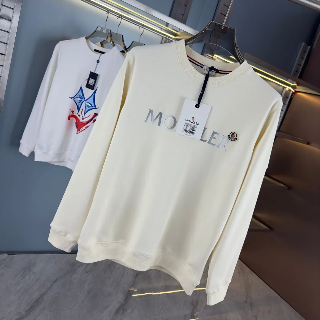P210 high version sweatshirt) 📦With exclusive packaging📦 [Long-term ready stock] Upgraded version "Mobile phone smart sensor ~ NFC chip armband ~ Directly to the official website for anti-counterfeiting" 〖 𝐌𝐎𝐍𝐂𝐋𝐄𝐑 ~ Mouth covering〗 2025 new high quality, using 450 grams of heavyweight fabric Different from the market currency, you can mix and match everything at will and you will be handsome😎The whole clothes is made of double waistcoats. The double waistcoats make the whole dress more three-dimensional. It is not an ordinary factory that can do such fine work. 2025 autumn and winter new style, on sale at the counter, exquisite printed round neck terry sweatshirt. High-end double-ply cotton. Customized stretch ribs are dyed in the same vat. Three standards are complete. It is matched with digital printing patterns and is very breathable. Same style for men and women. Color: black, white, apricot. Size: S M L XL 2XL